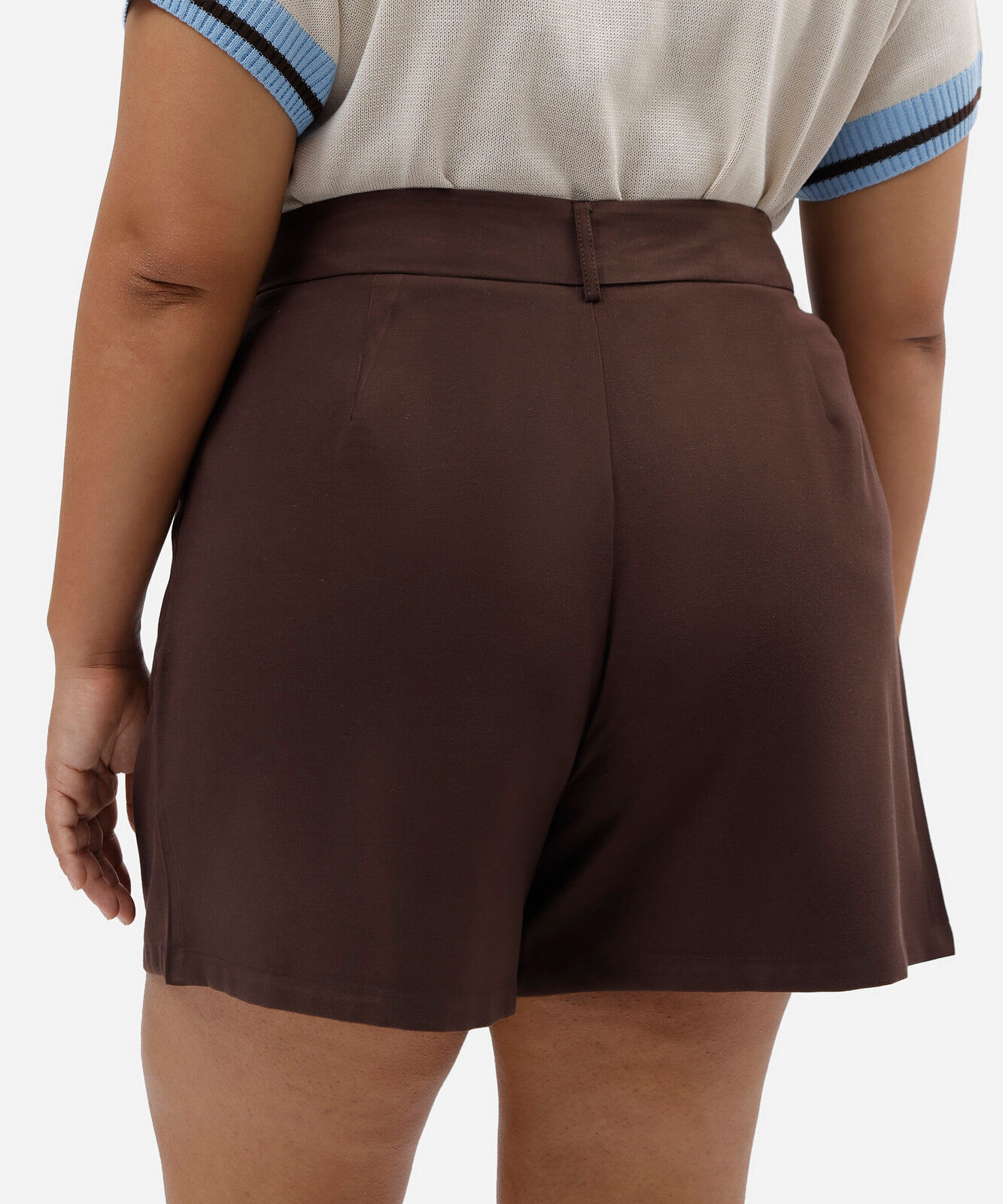 short de alfaiataria com pregas plus size marrom