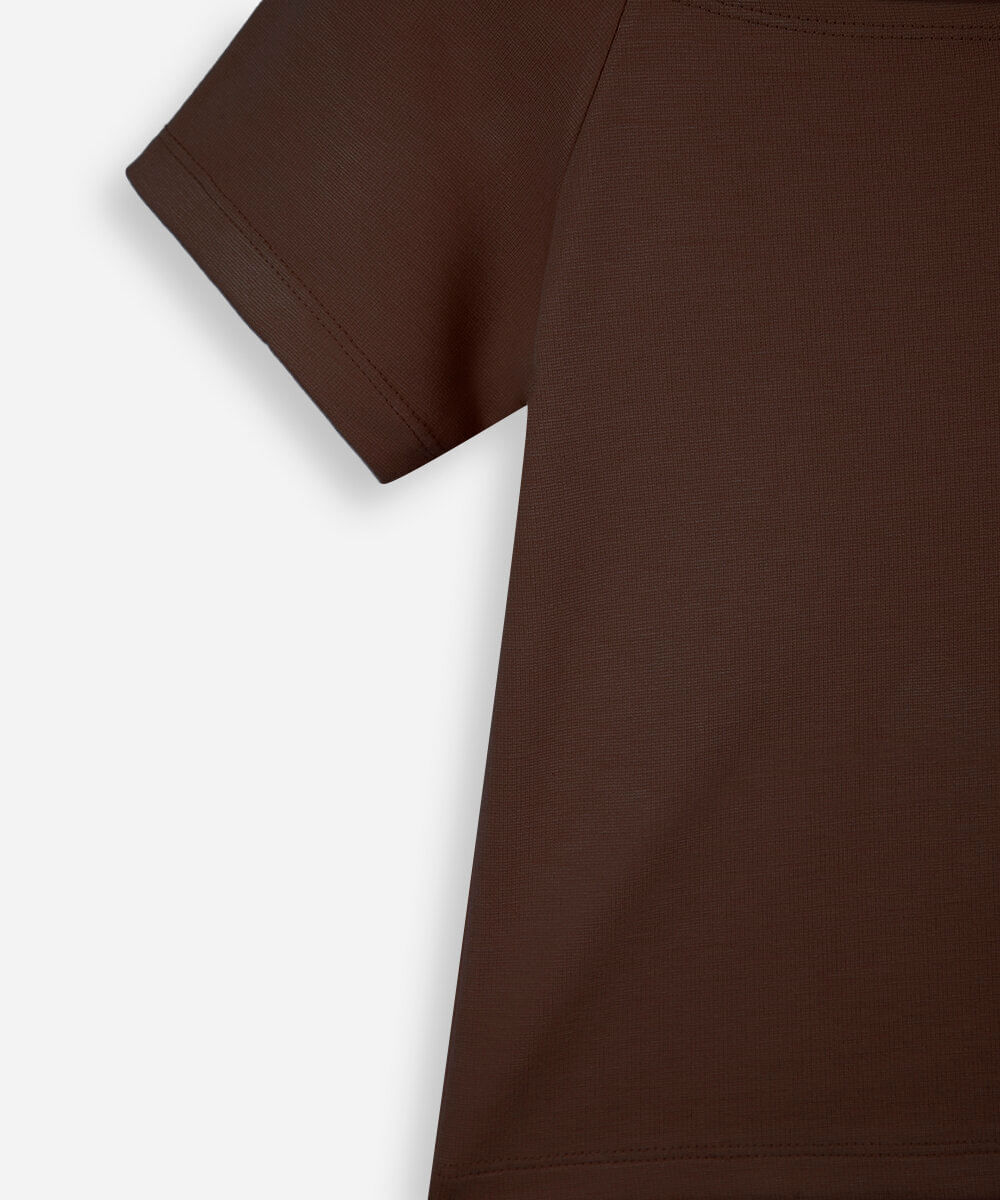 blusa cropped juvenil ombro a ombro de malha marrom