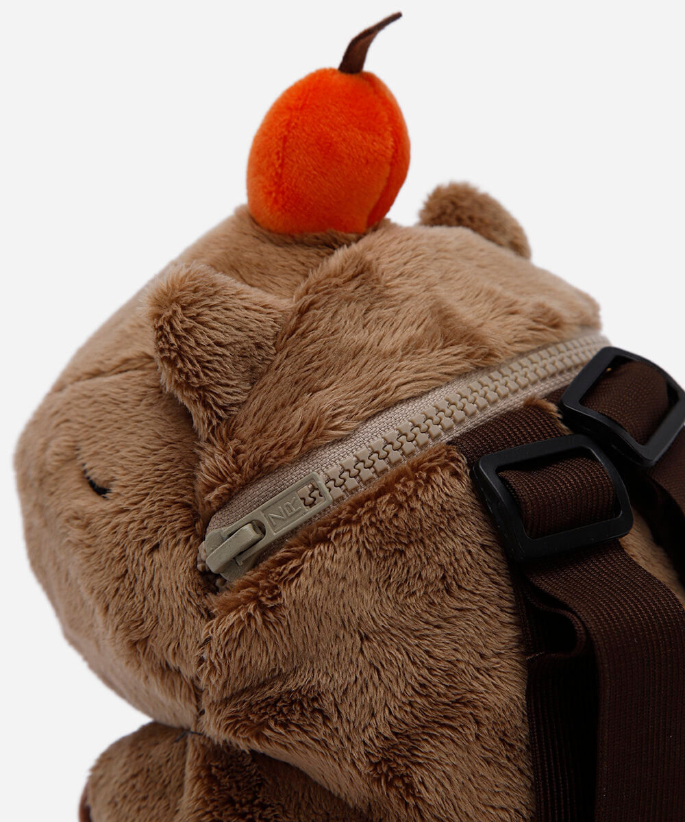 mochila infantil de pelúcia capivara marrom