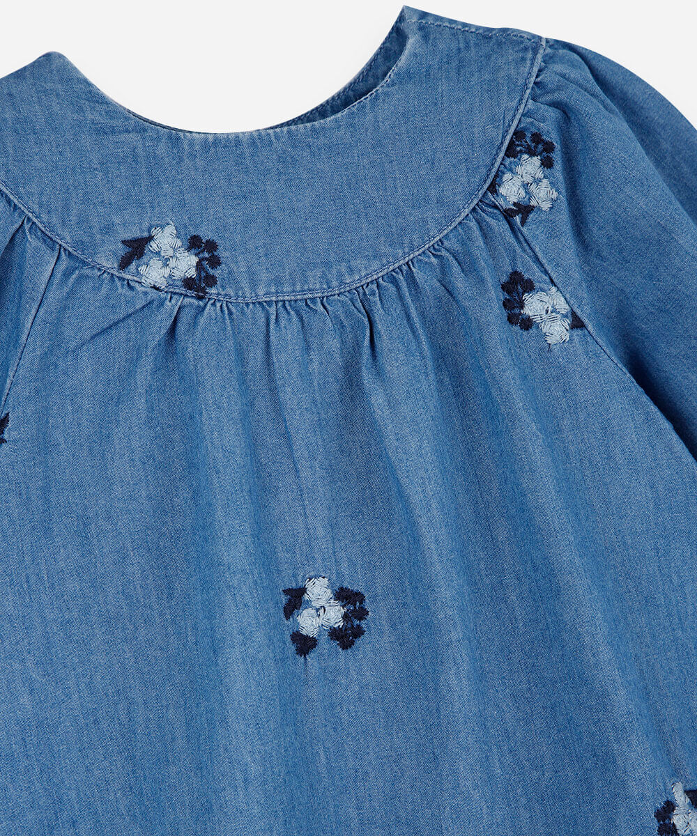 vestido infantil jeans manga longa com babado bordado floral azul