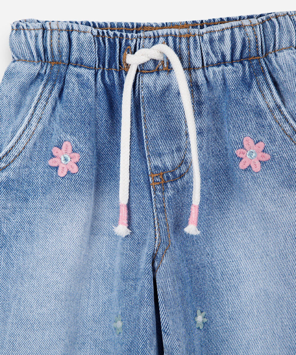 calça infantil jeans com bordado florzinha azul