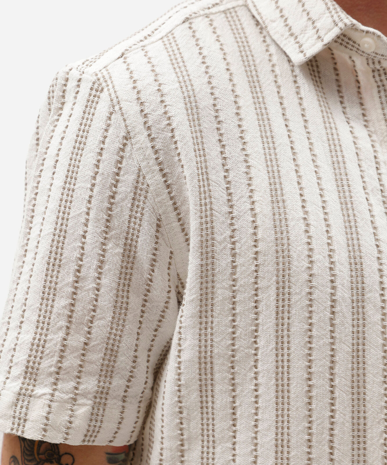 camisa masculina de algodão manga curta listrada off white