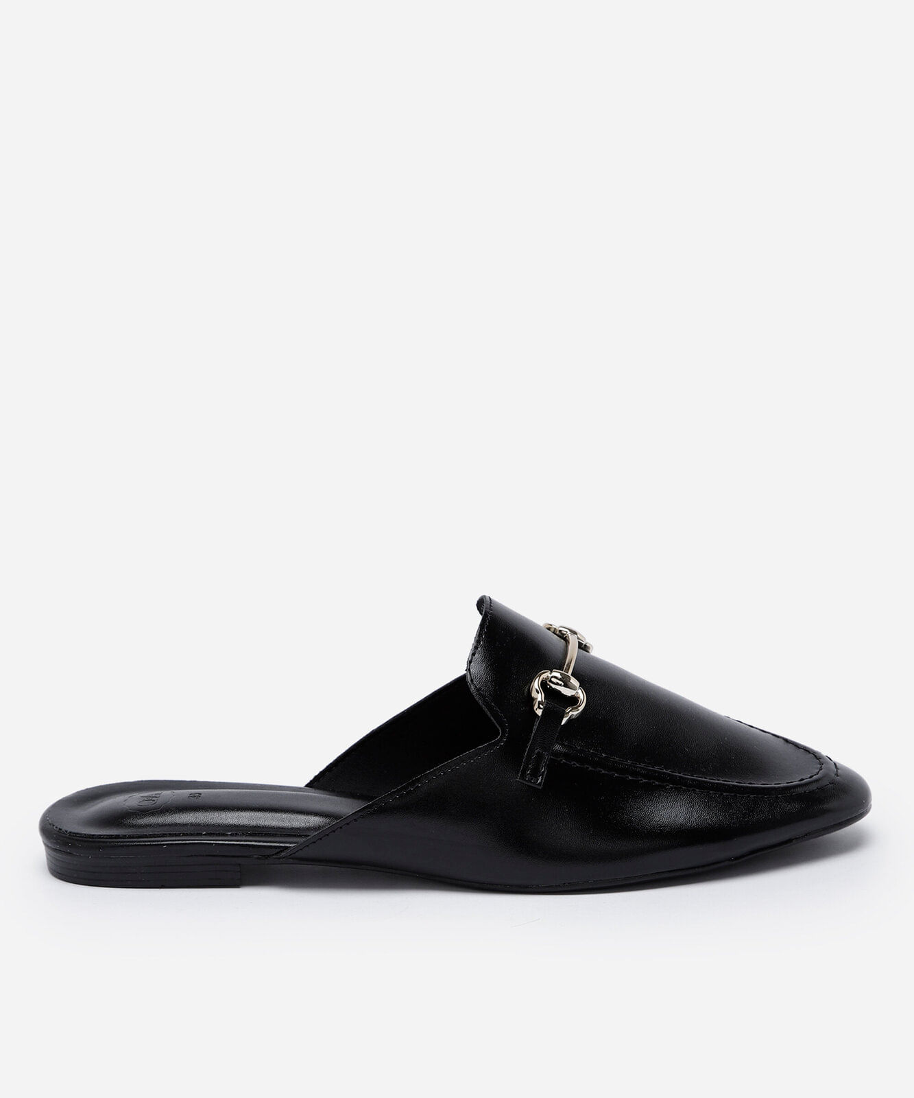mule feminino flat com detalhe metálico preto