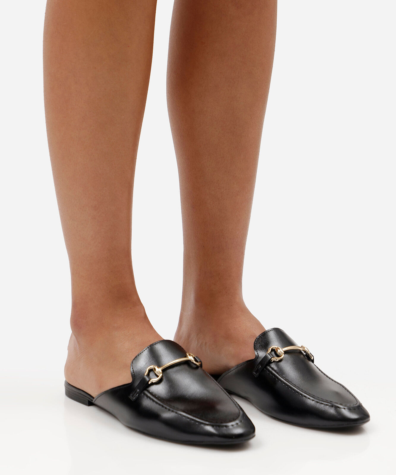 mule feminino flat com detalhe metálico preto