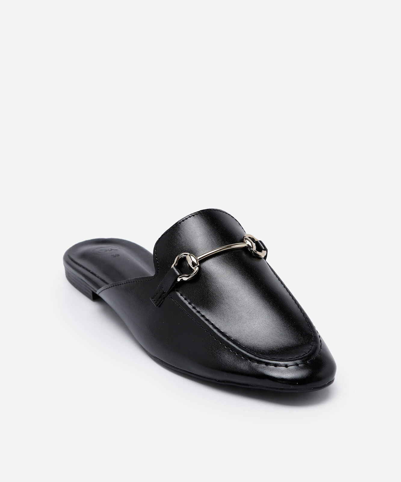 mule feminino flat com detalhe metálico preto