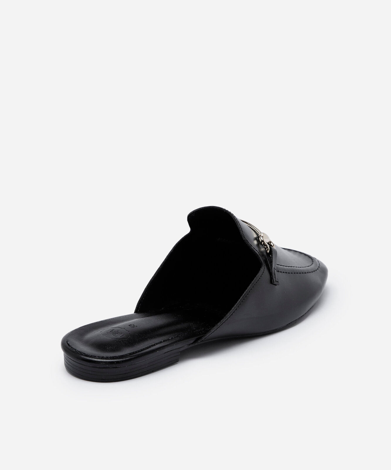 mule feminino flat com detalhe metálico preto