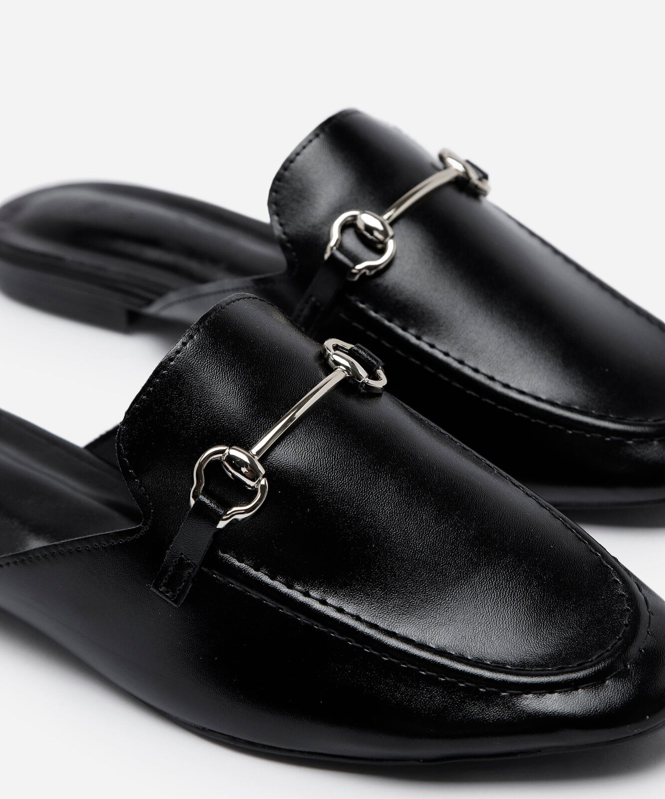 mule feminino flat com detalhe metálico preto
