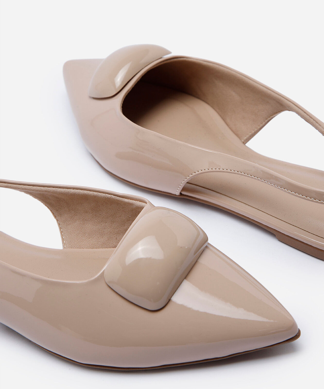sapatilha slingback feminina de bico fino com aplicação frontal bege