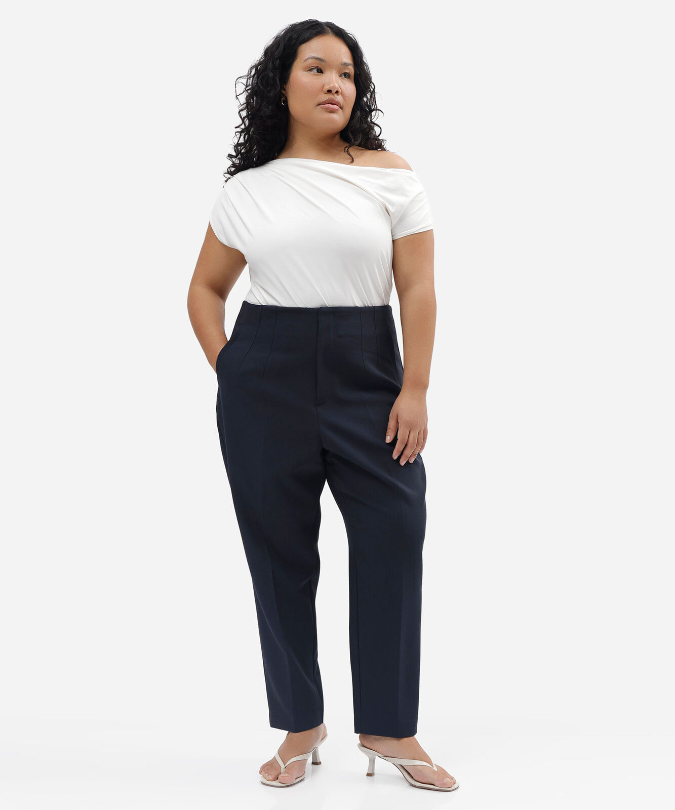 calça reta de alfaiataria feminina com pences plus size azul