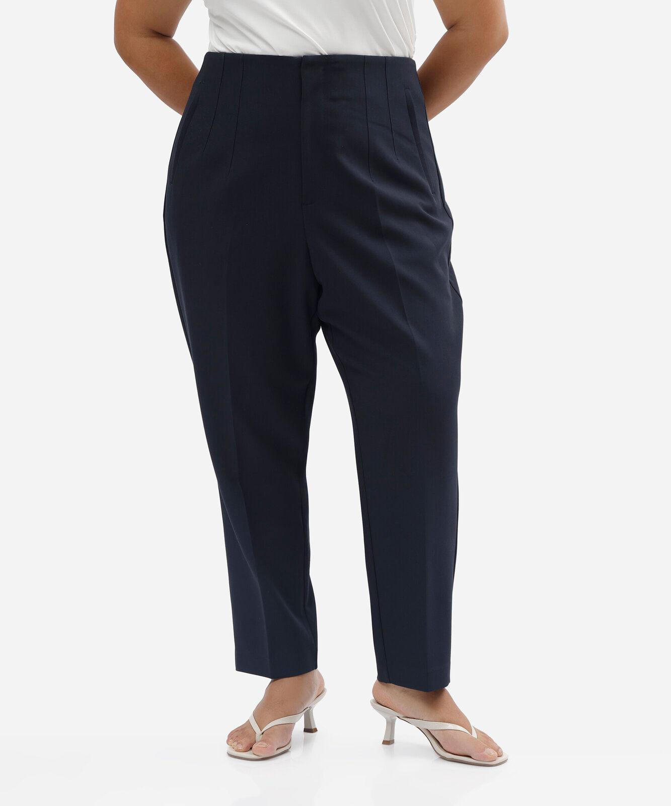 calça reta de alfaiataria feminina com pences plus size azul