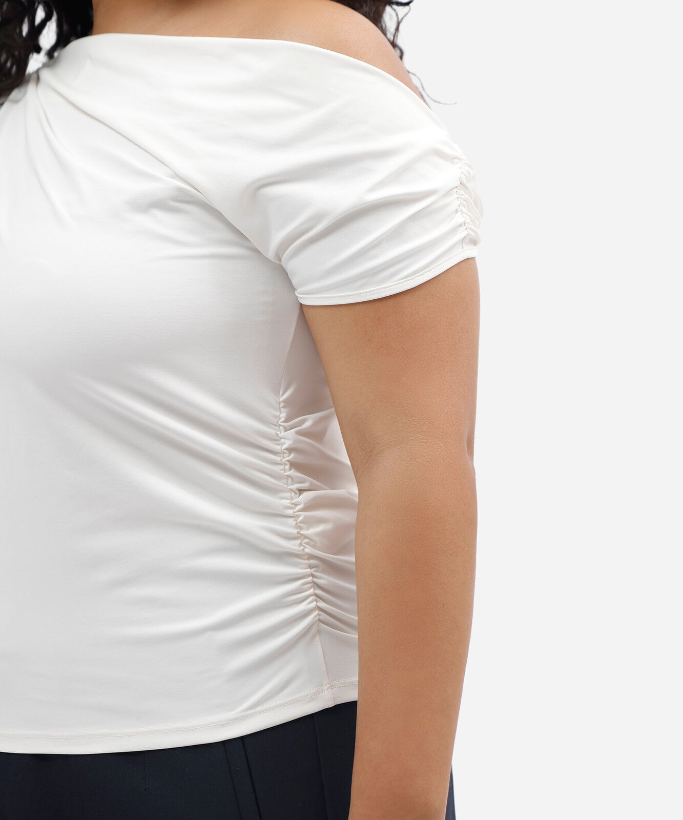 blusa feminina de poliamida assimétrica franzida plus size off white