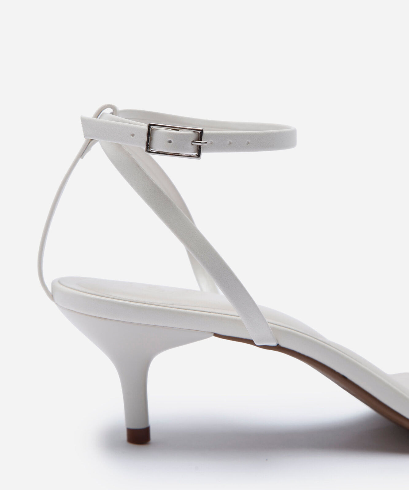 sandália feminina salto kitten heel off white