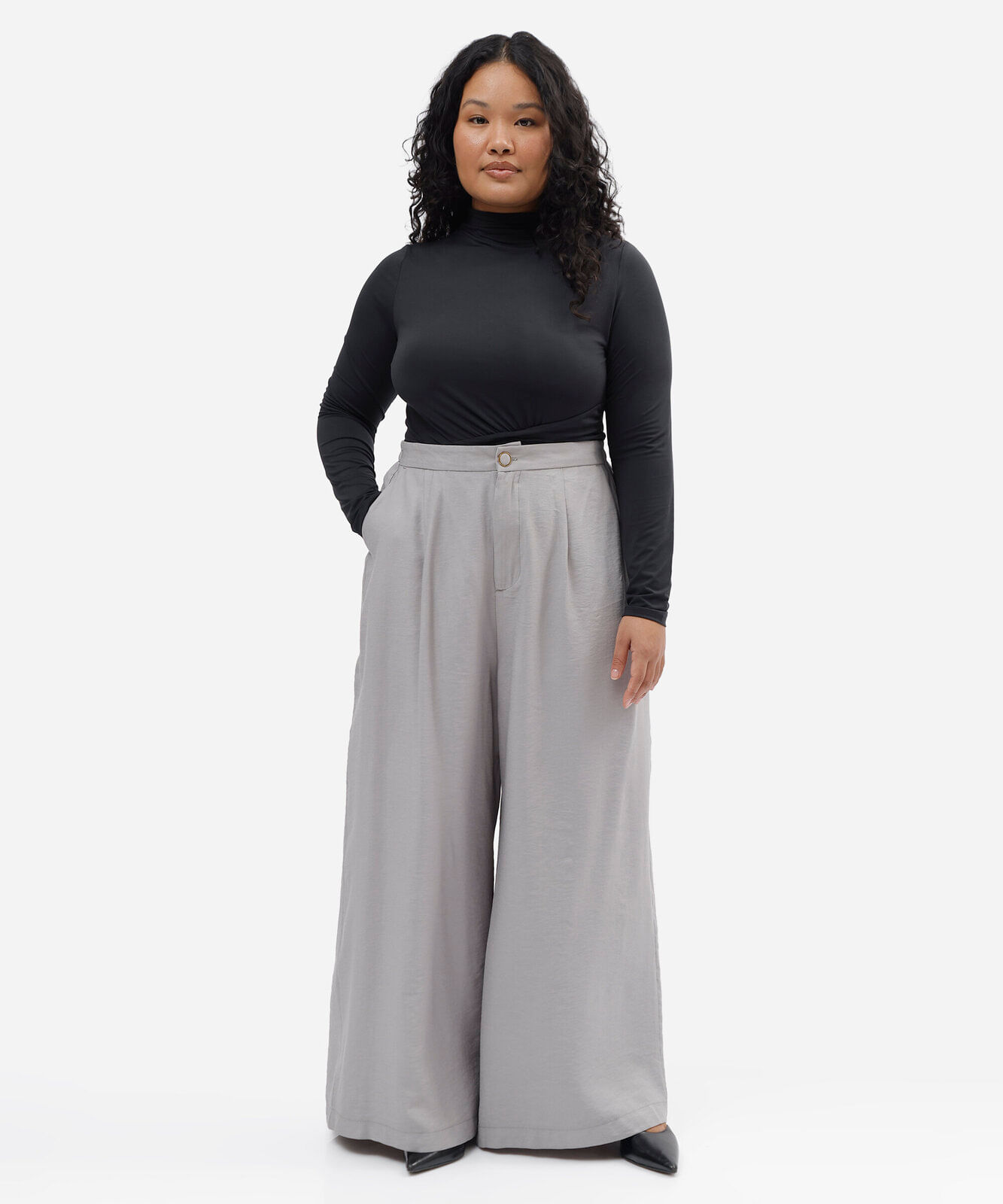 calça alfaiataria com prega e bolso plus size cinza