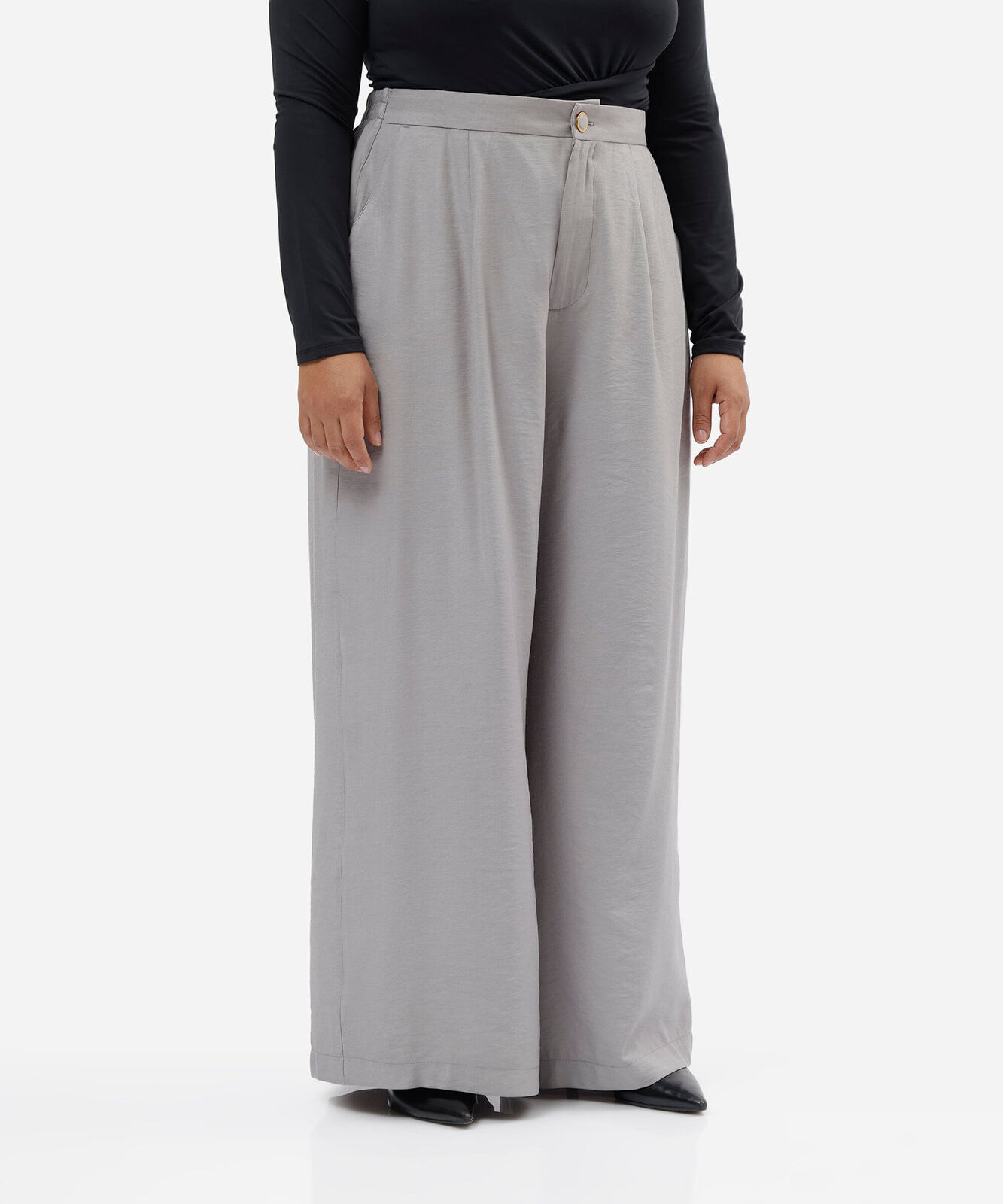 calça alfaiataria com prega e bolso plus size cinza