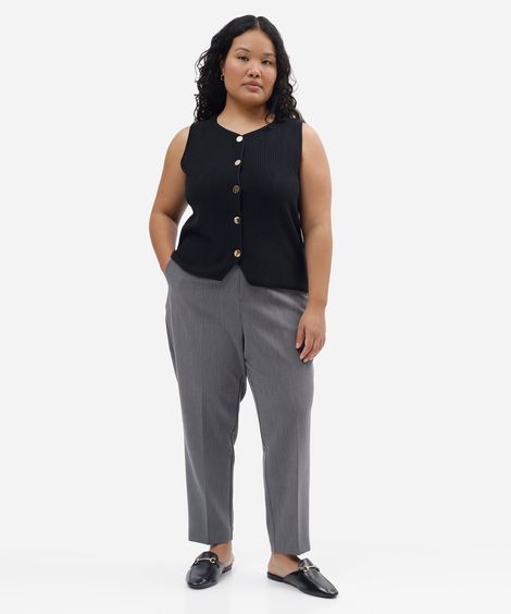 calça reta de alfaiataria feminina com pences plus size cinza