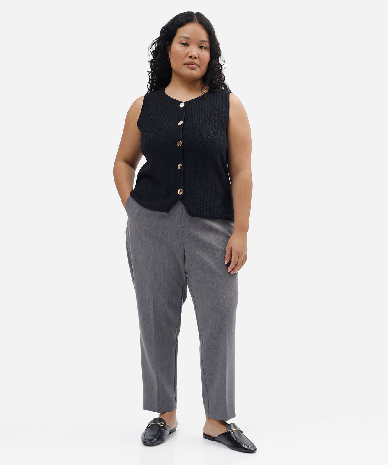 calça reta de alfaiataria feminina com pences plus size cinza