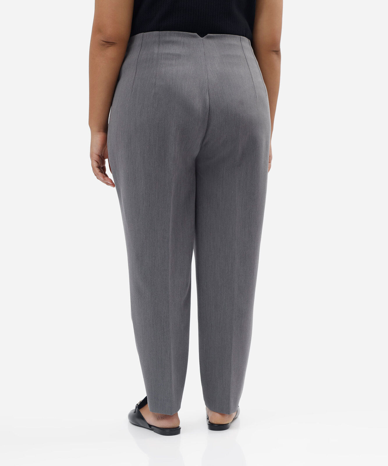 calça reta de alfaiataria feminina com pences plus size cinza