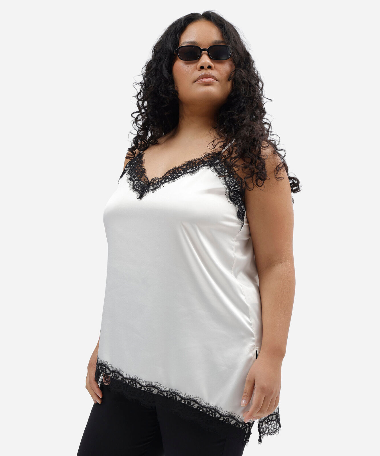 regata alça fina feminina com renda acetinada plus size off white