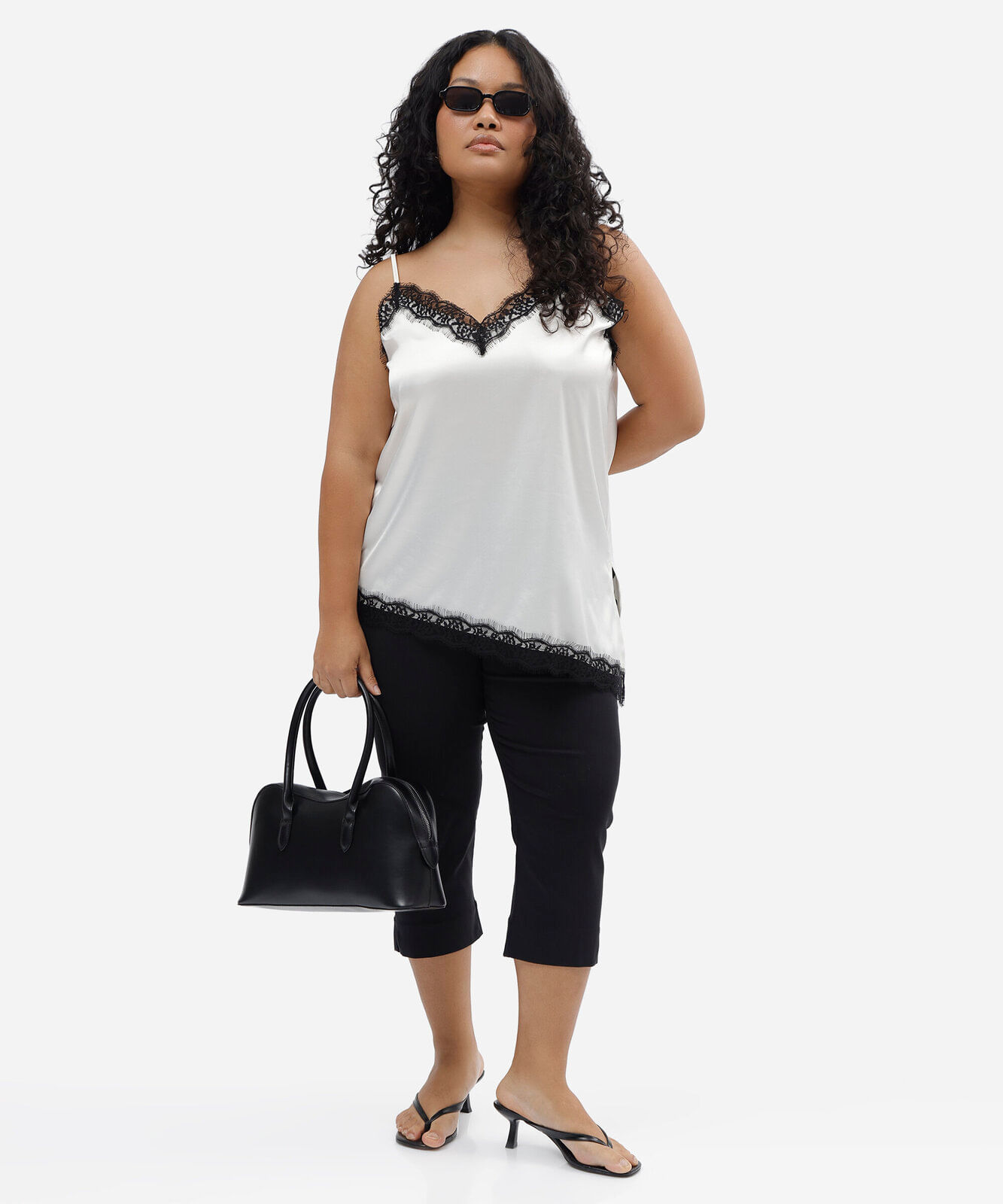 regata alça fina feminina com renda acetinada plus size off white
