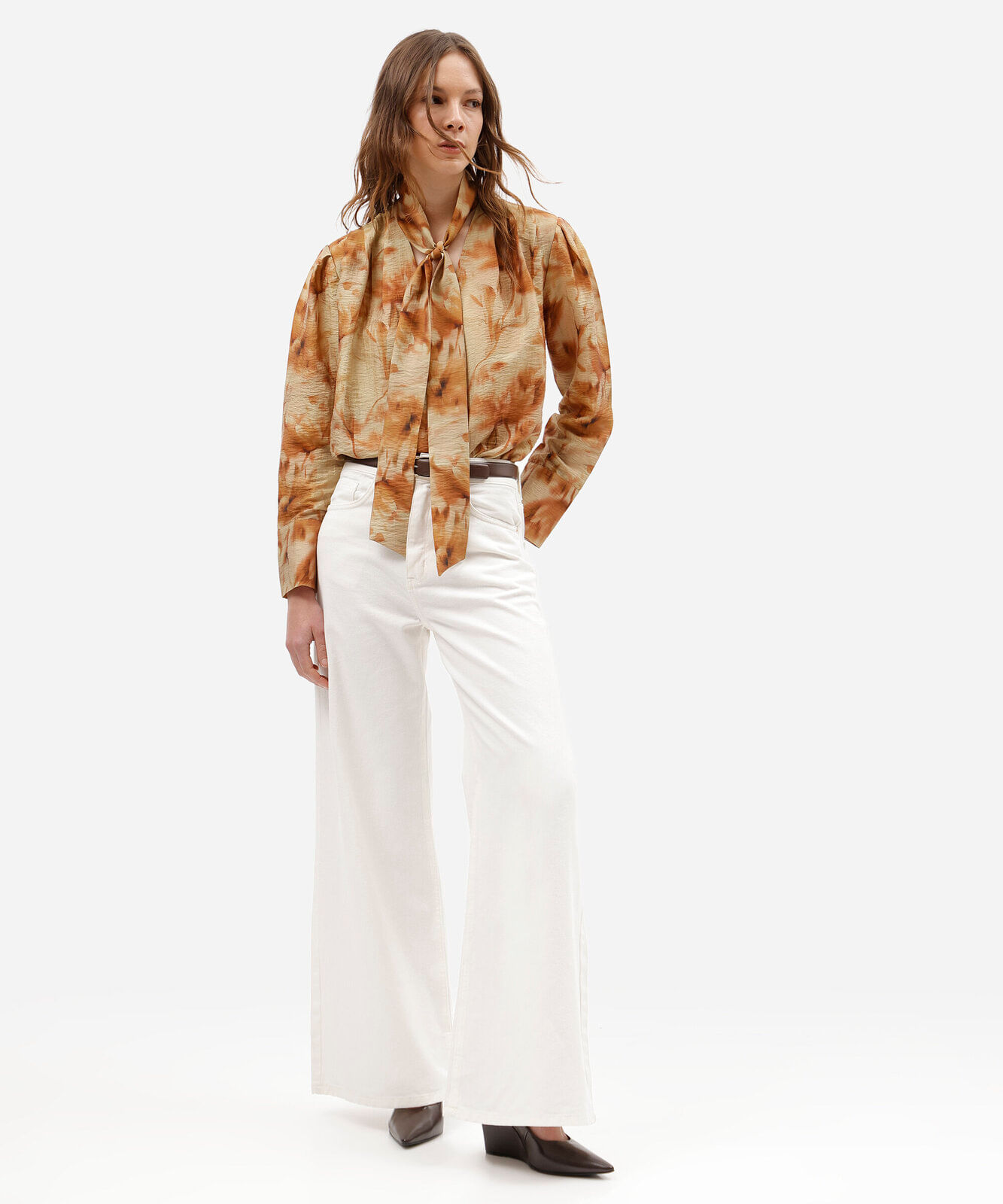 blusa feminina com liocel gola laço manga longa texturizada floral amarela