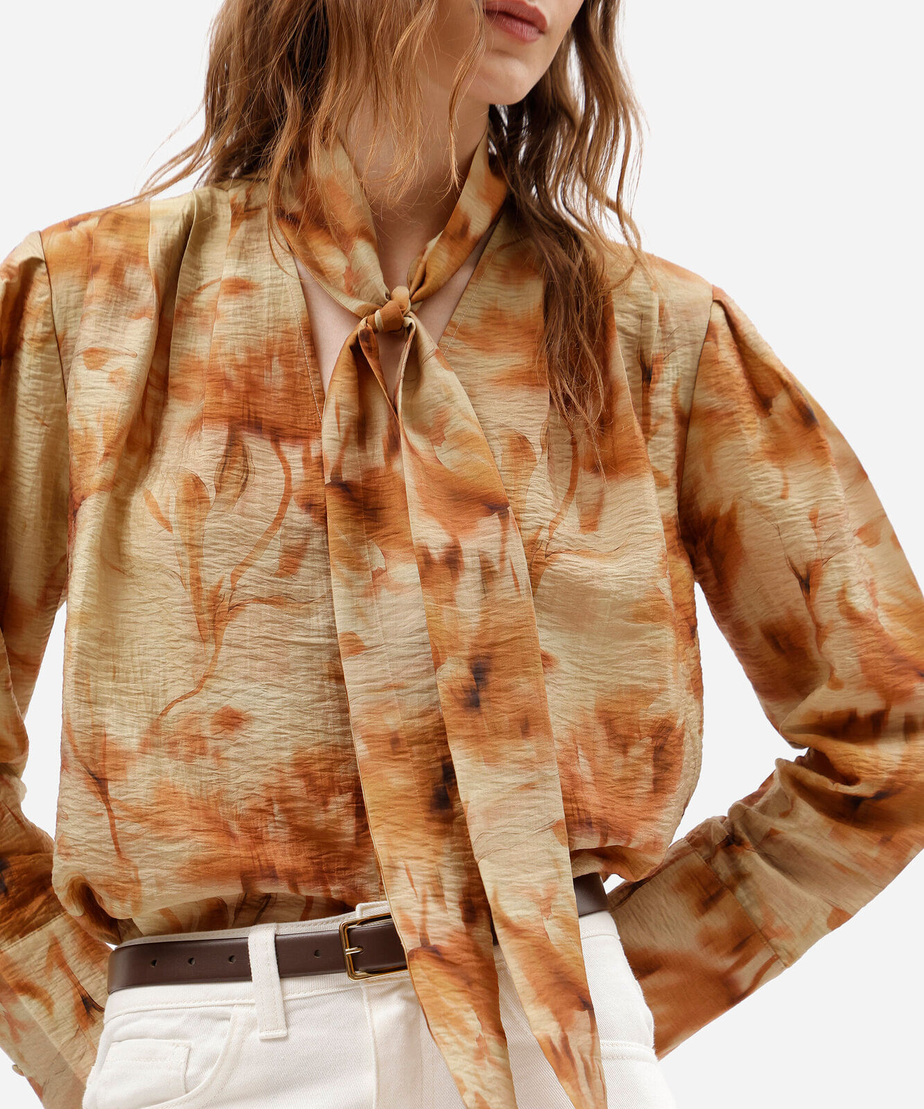 blusa feminina com liocel gola laço manga longa texturizada floral amarela