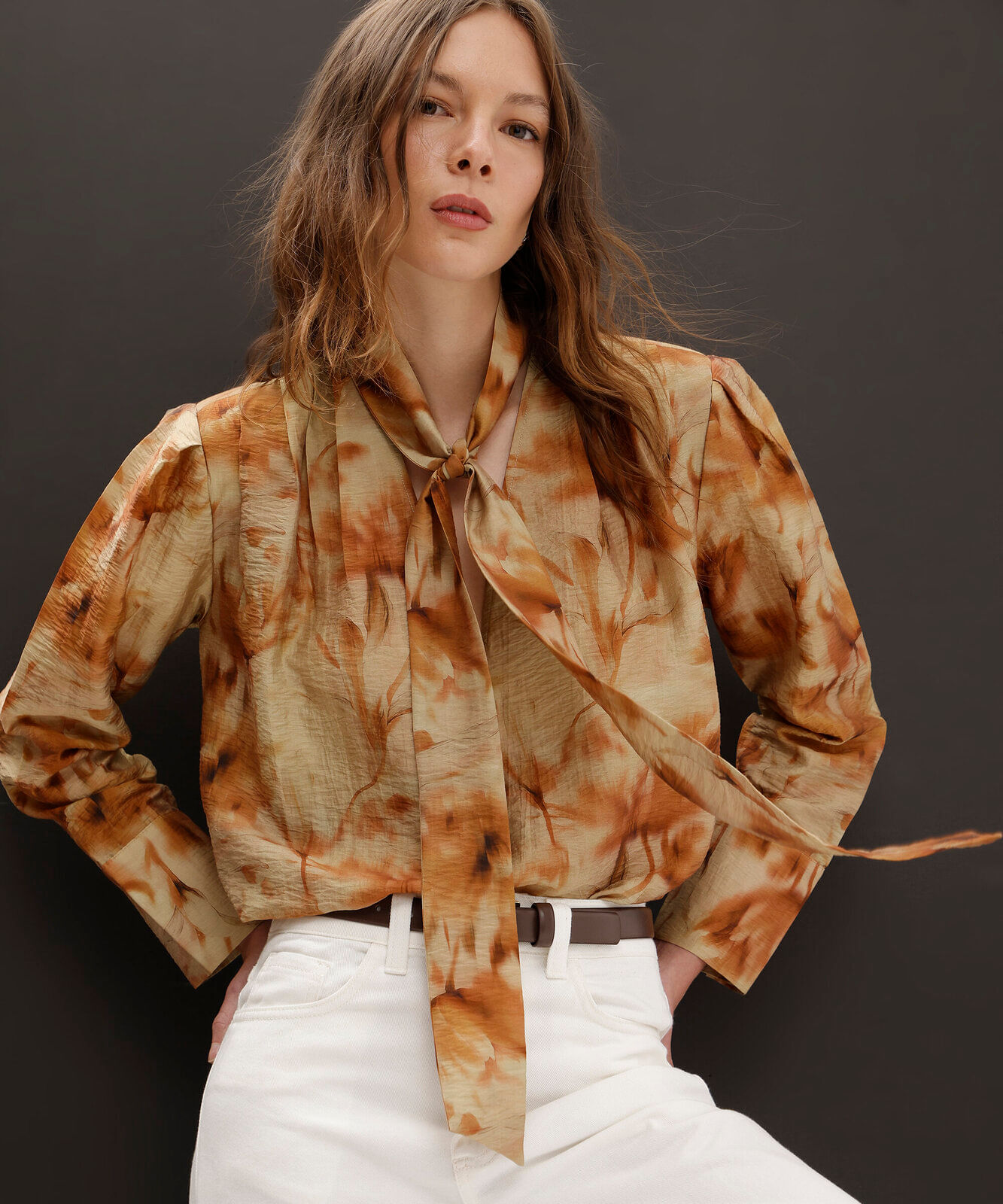blusa feminina com liocel gola laço manga longa texturizada floral amarela