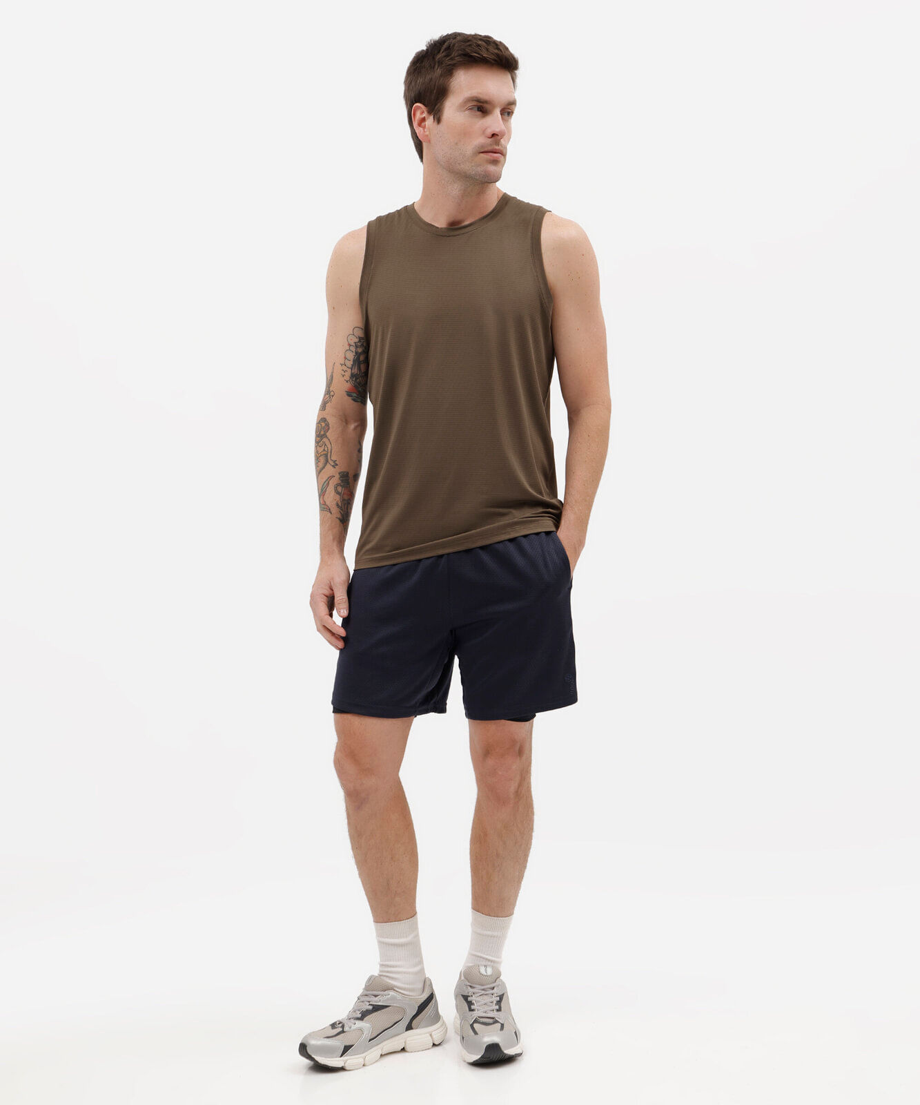 regata masculina esportiva texturizada marrom