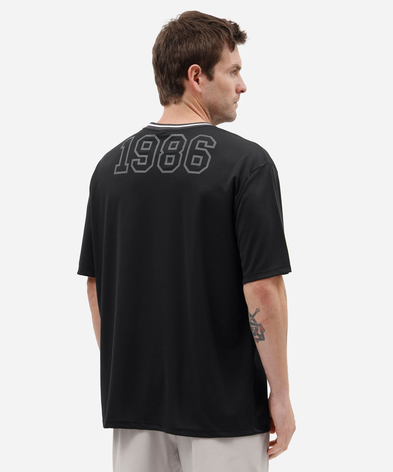 camiseta oversized masculina esportiva estampada preta