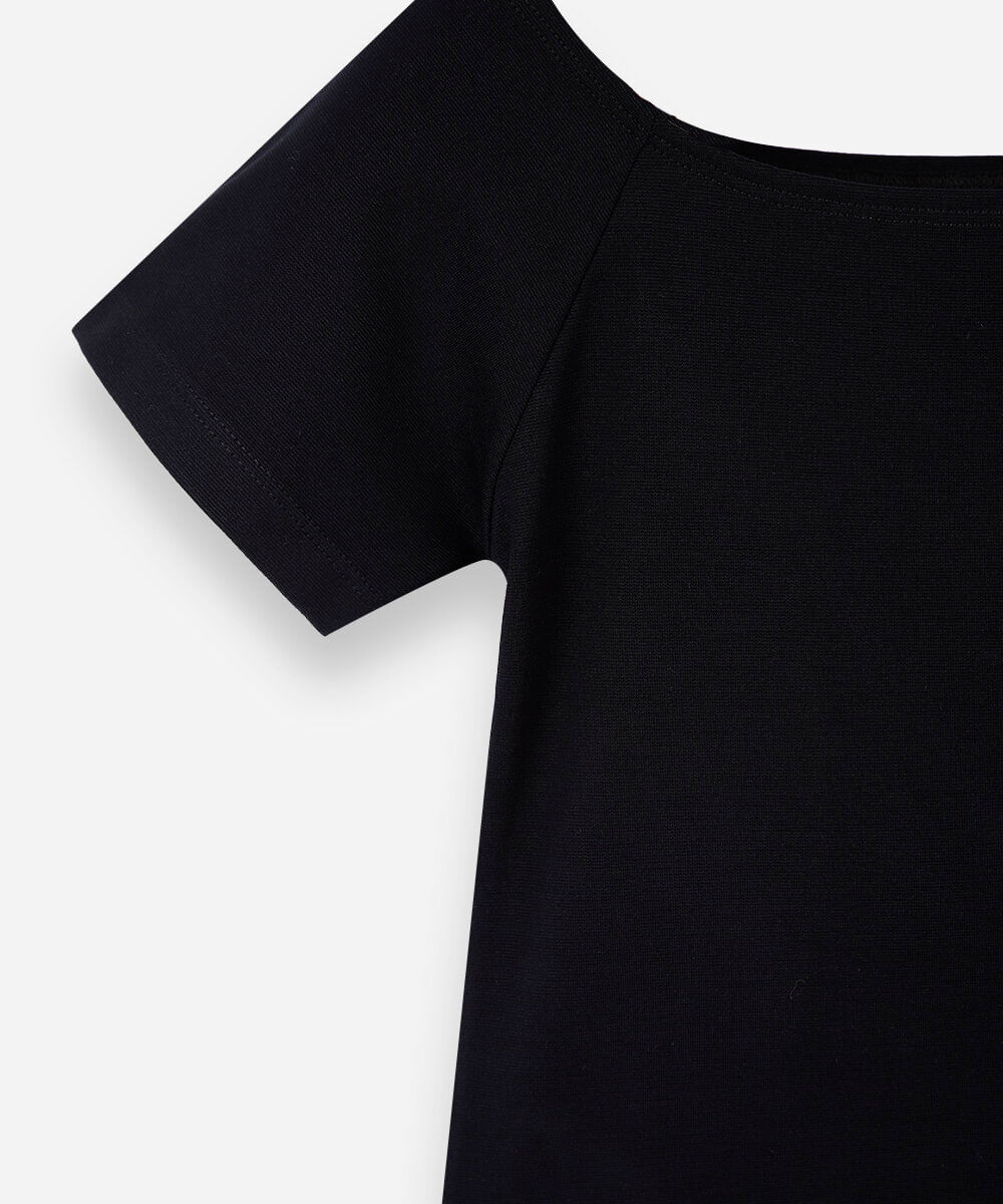 blusa cropped juvenil ombro a ombro de malha preta