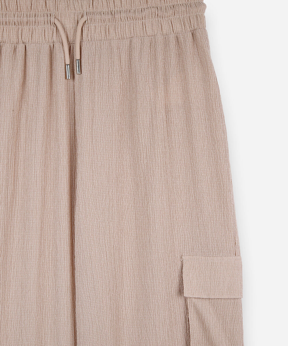 calça juvenil cargo wide leg texturizada bege