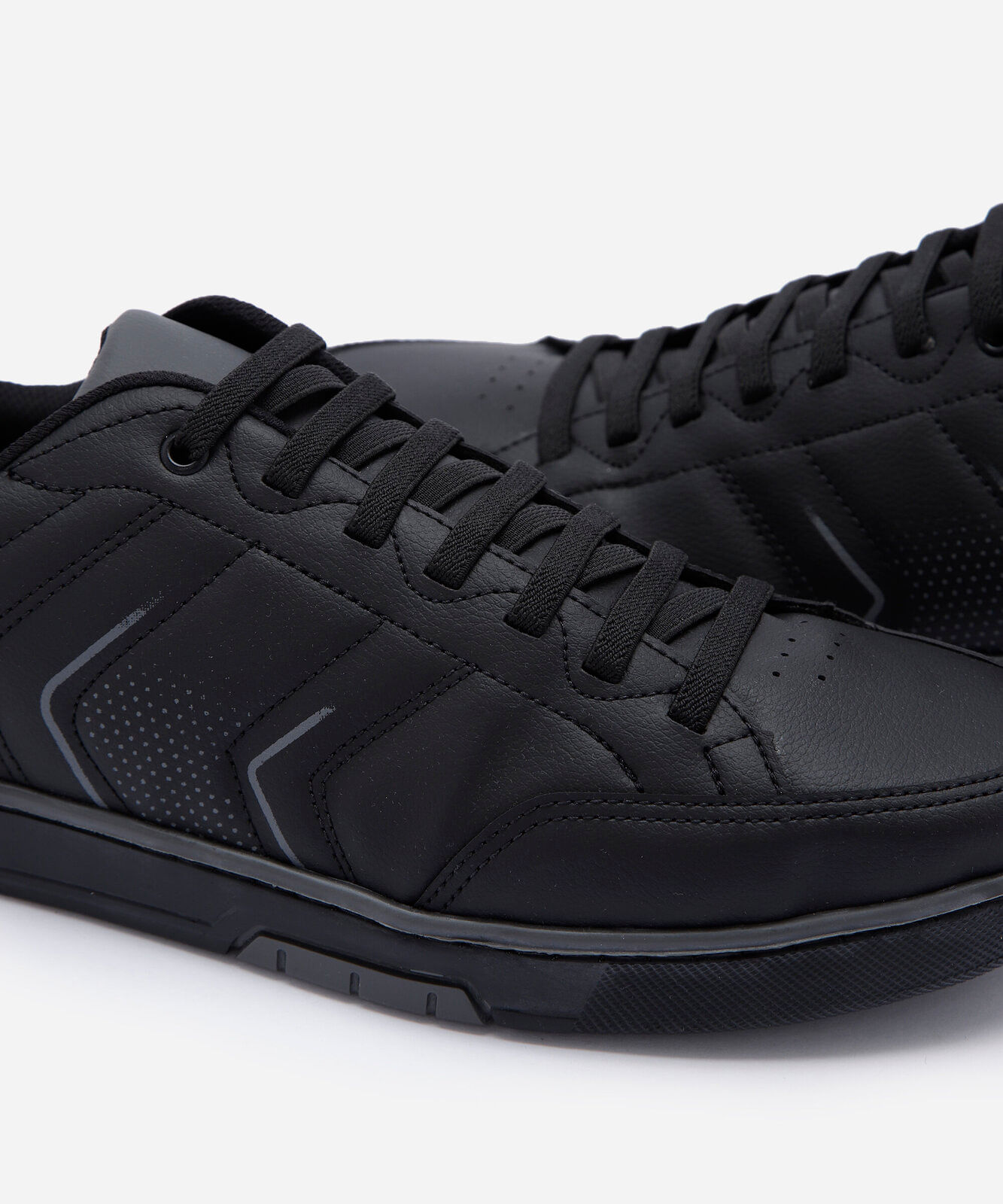 sapatênis masculino com recortes preto