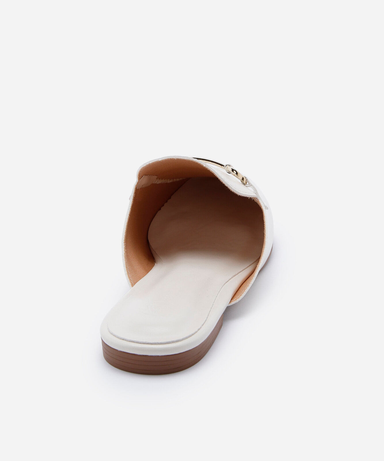 mule feminino flat com detalhe metálico  off white