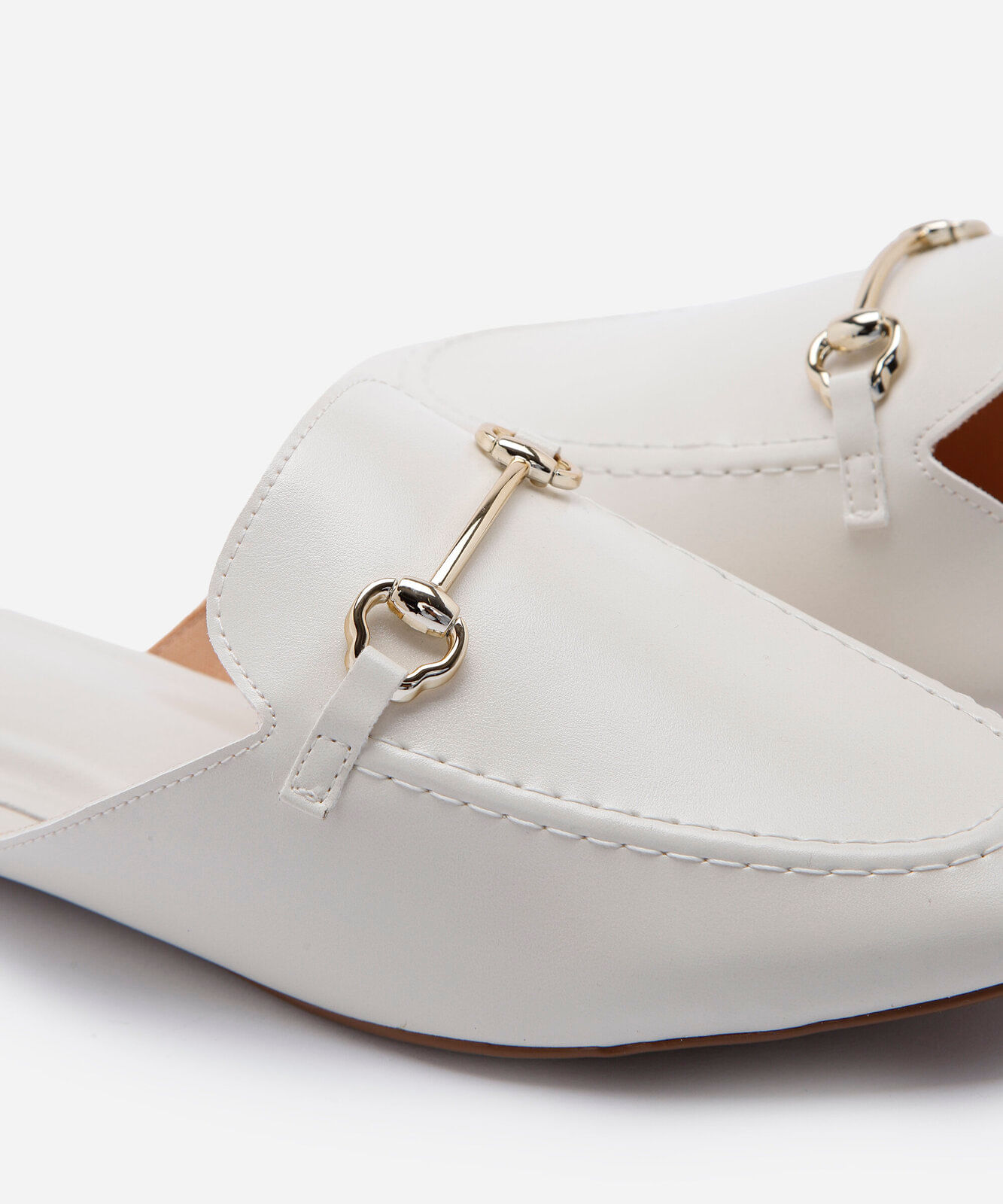 mule feminino flat com detalhe metálico  off white