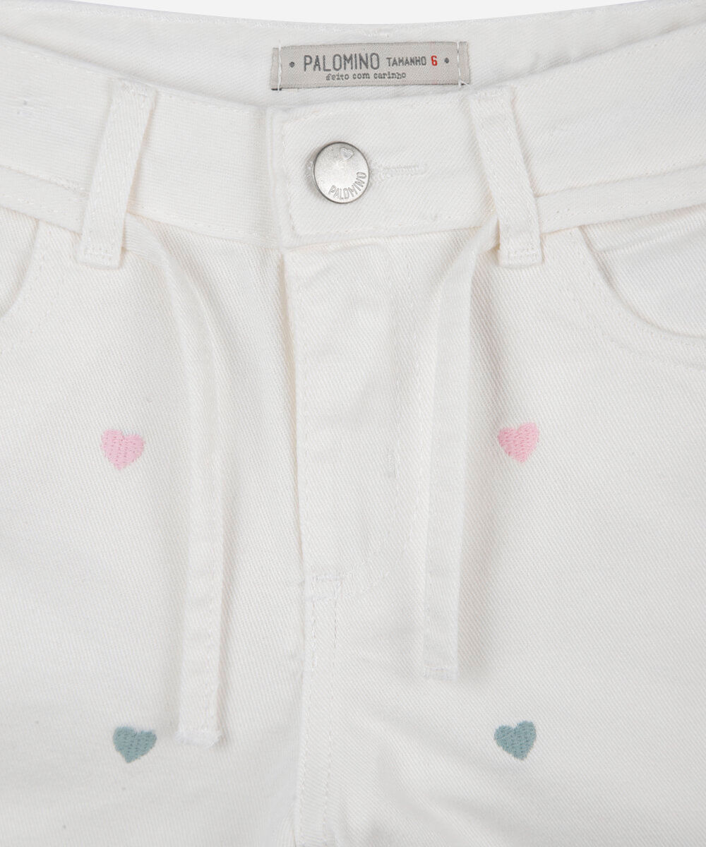 short infantil de sarja com cordão bordado corações off white