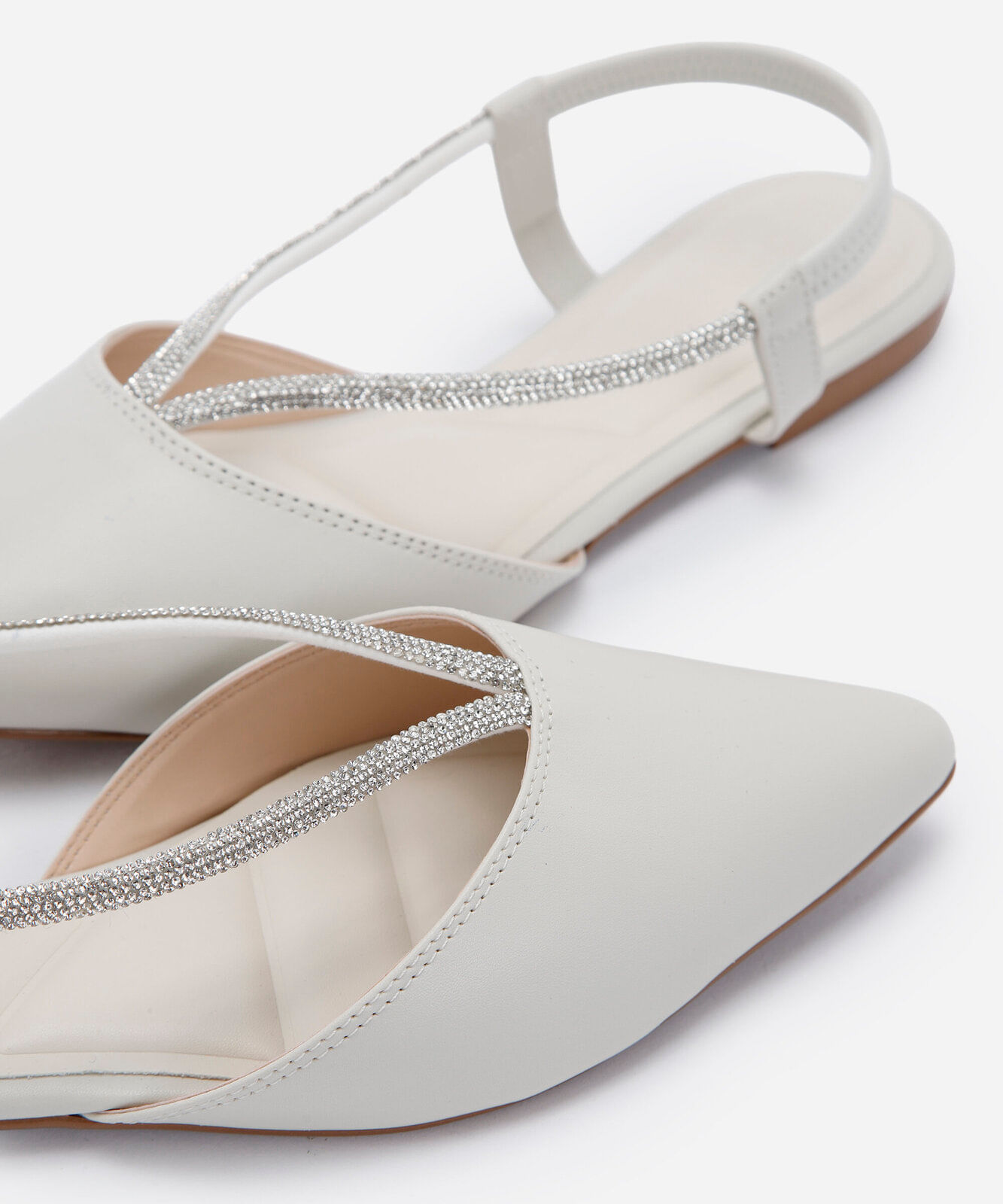 sapatilha feminina de bico fino com tira de strass e fechamento no tornozelo off white