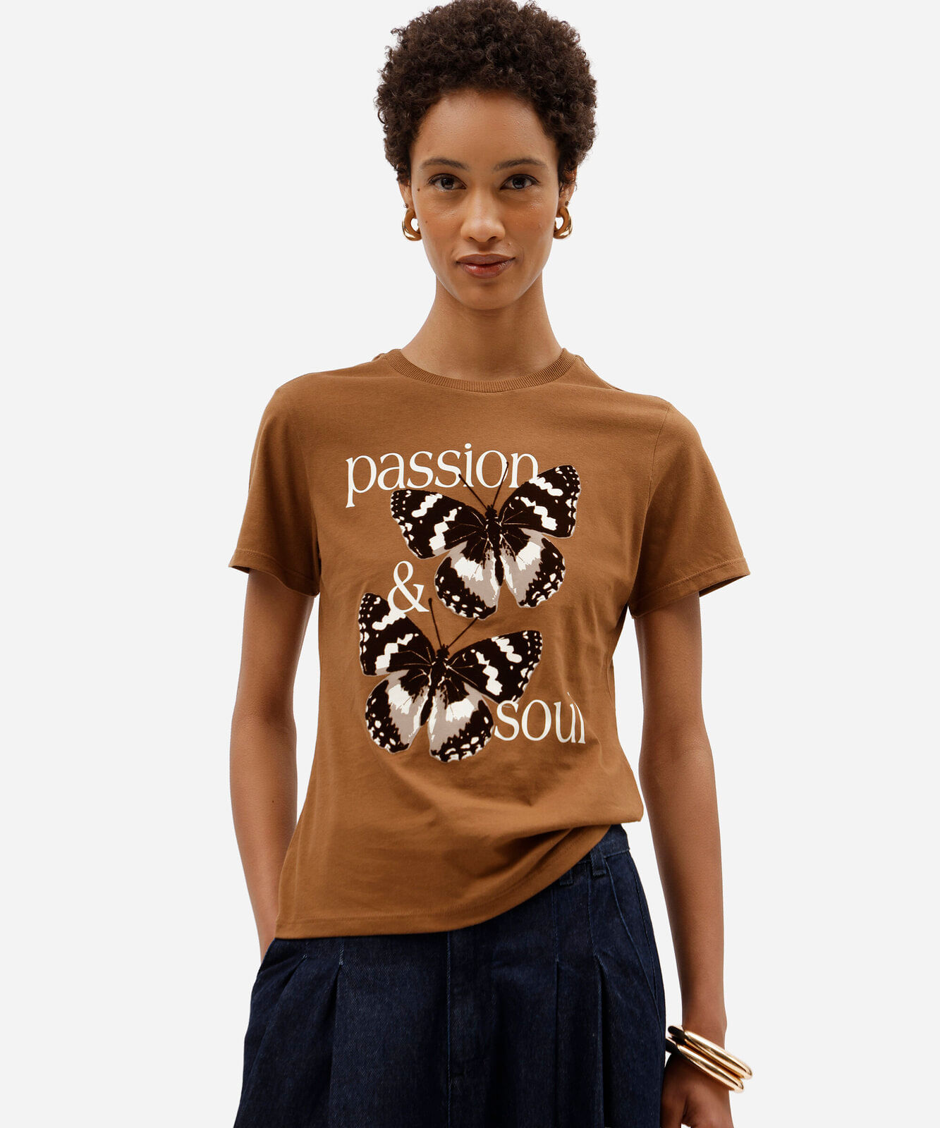 camiseta feminina de algodão manga curta estampada marrom
