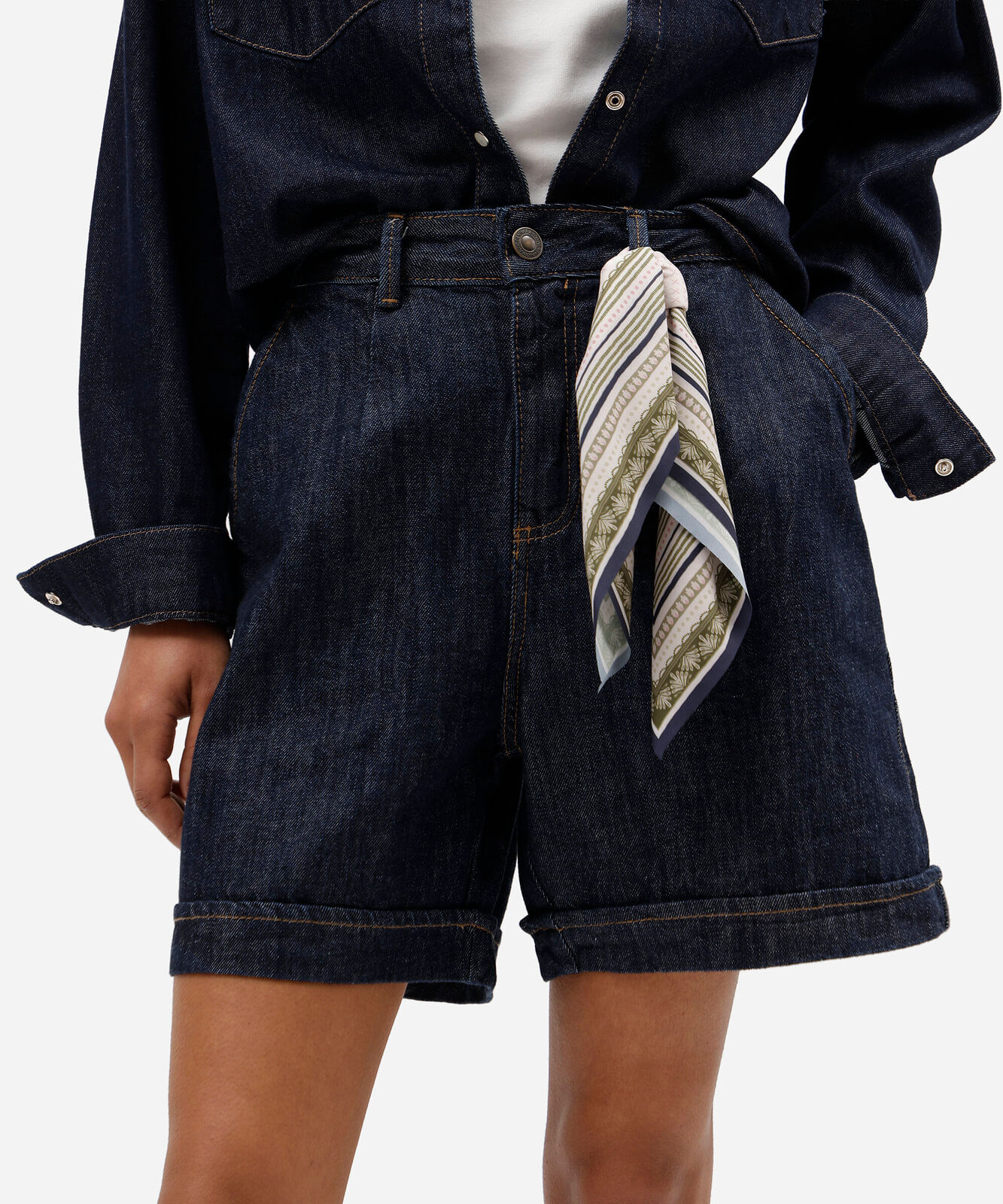 bermuda feminina jeans cintura alta com lenço azul