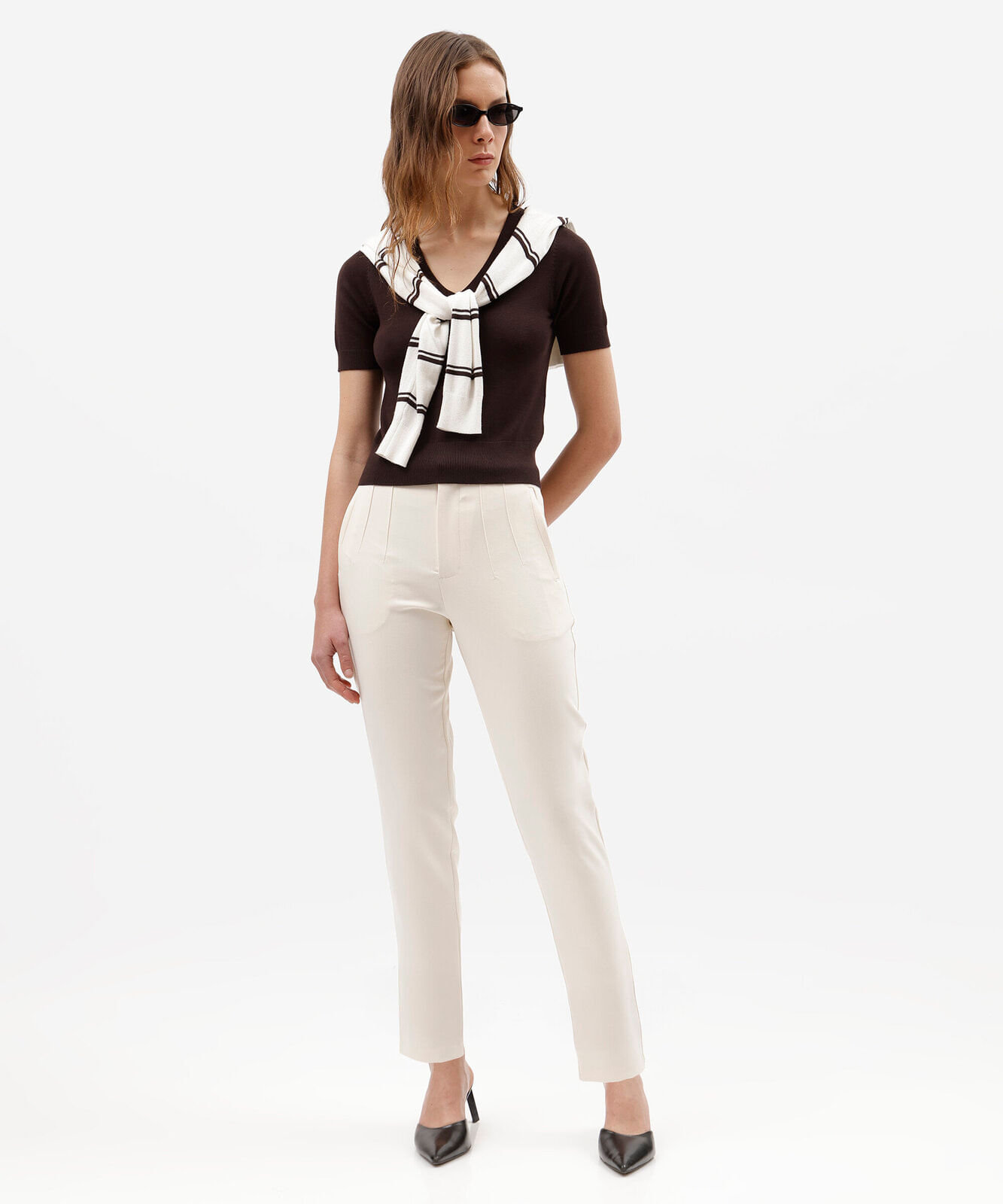 calça de alfaiataria reta feminina com pences off white