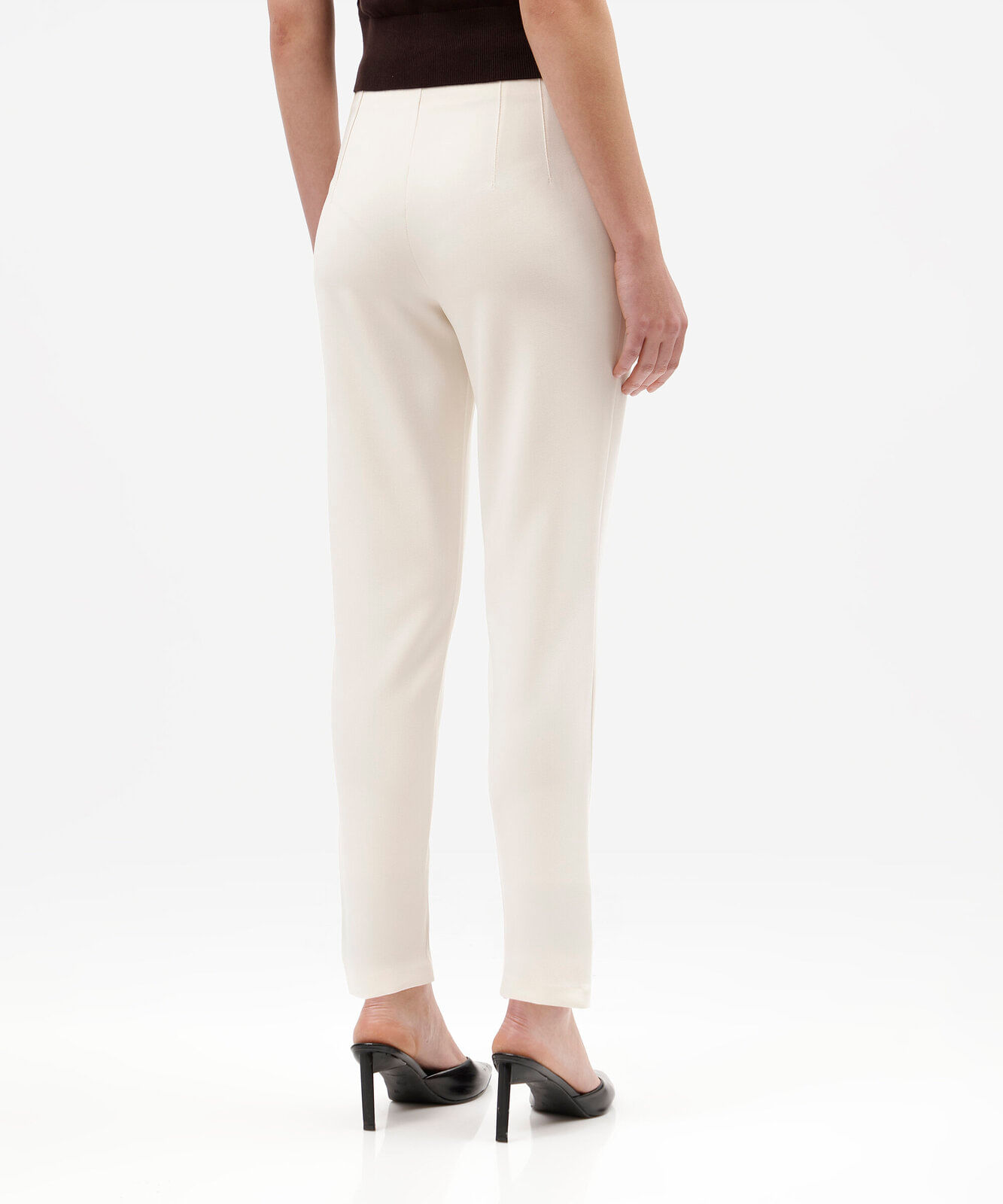 calça de alfaiataria reta feminina com pences off white