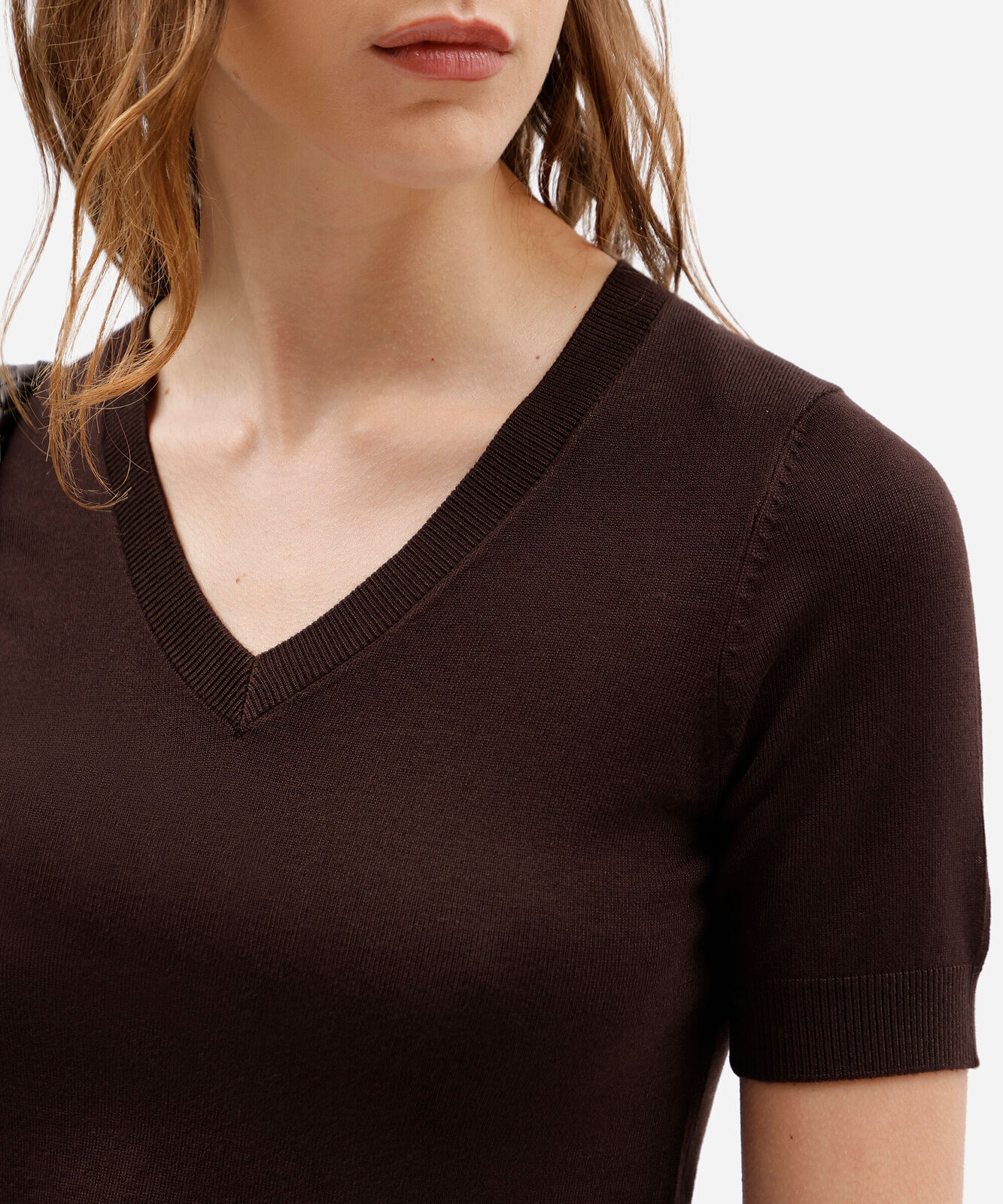 blusa cropped feminina de tricot decote v manga curta marrom