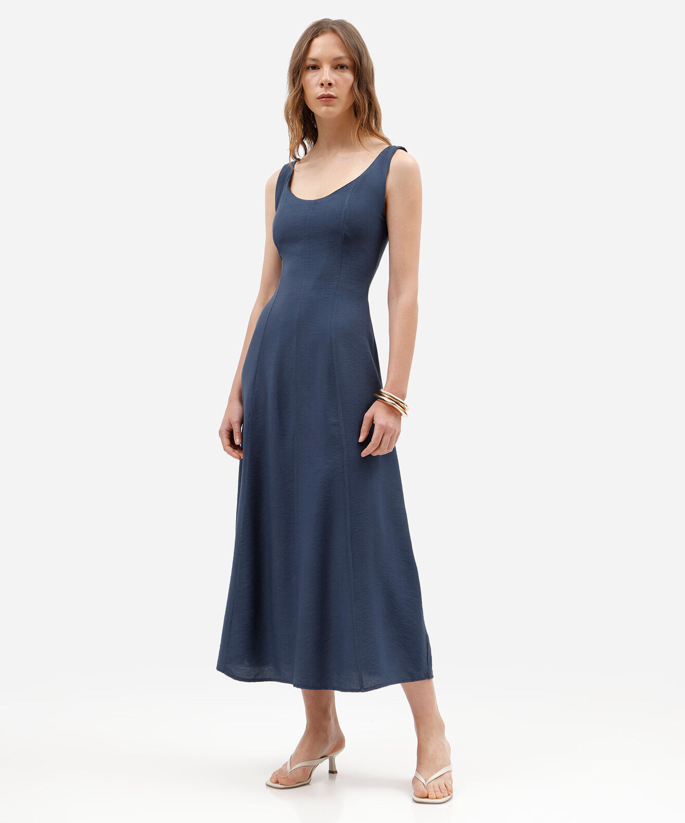 vestido midi evasê feminino com viscose e recortes azul