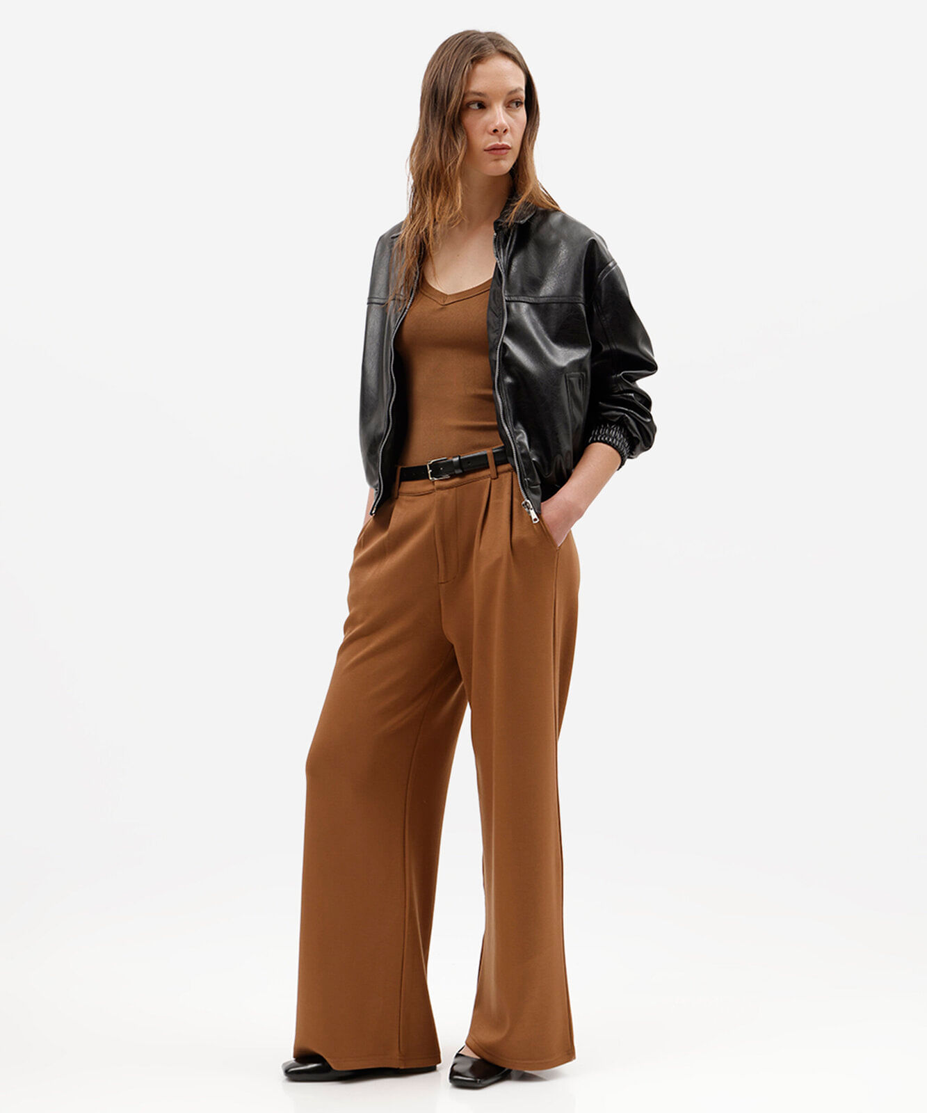 calça wide leg de alfaiataria feminina com pregas marrom