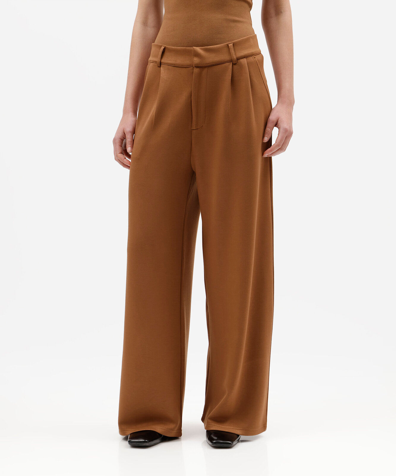 calça wide leg de alfaiataria feminina com pregas marrom