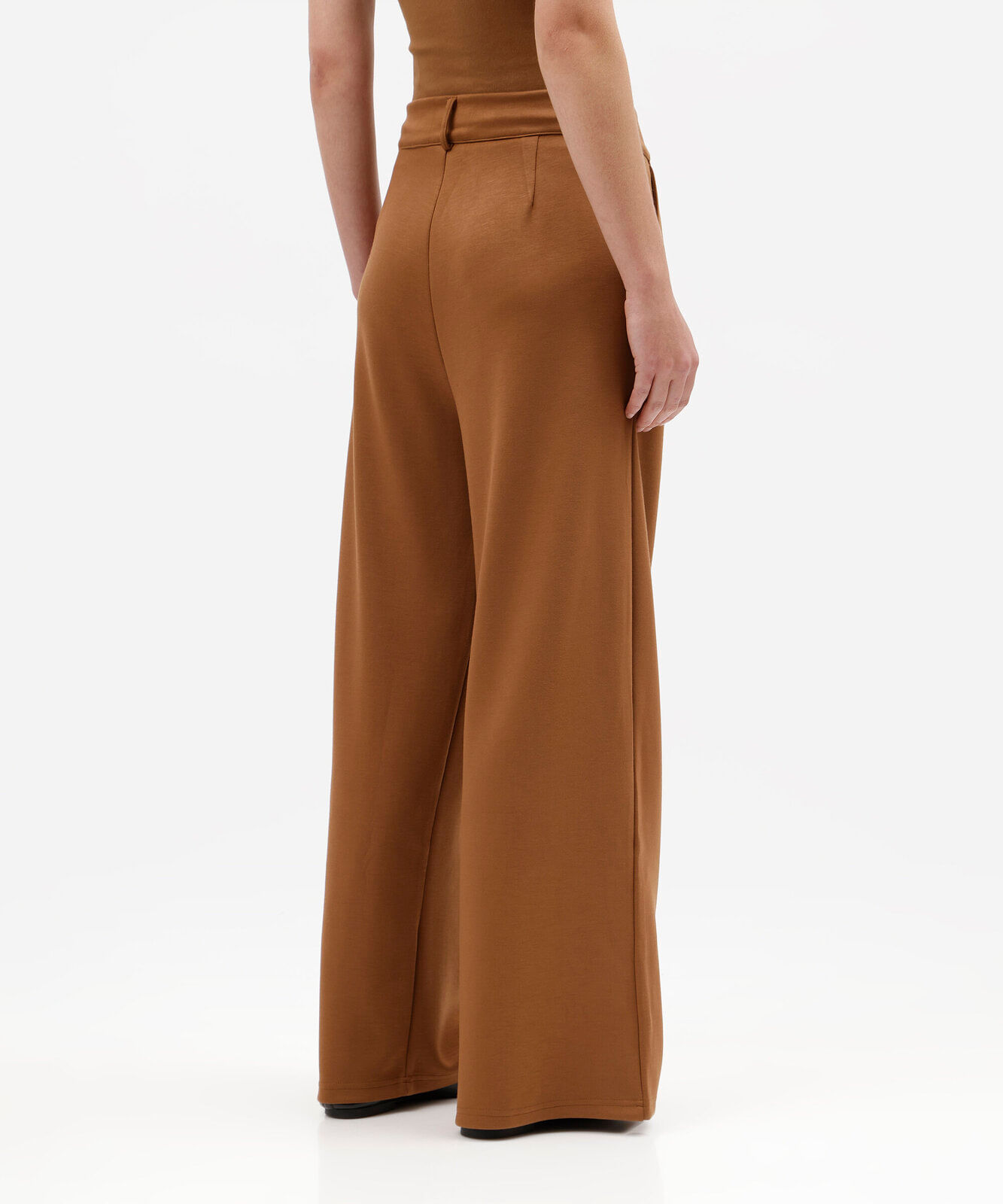 calça wide leg de alfaiataria feminina com pregas marrom