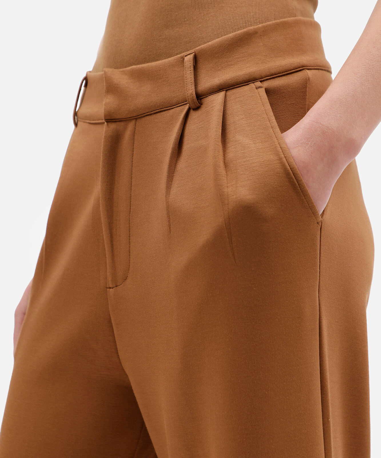 calça wide leg de alfaiataria feminina com pregas marrom