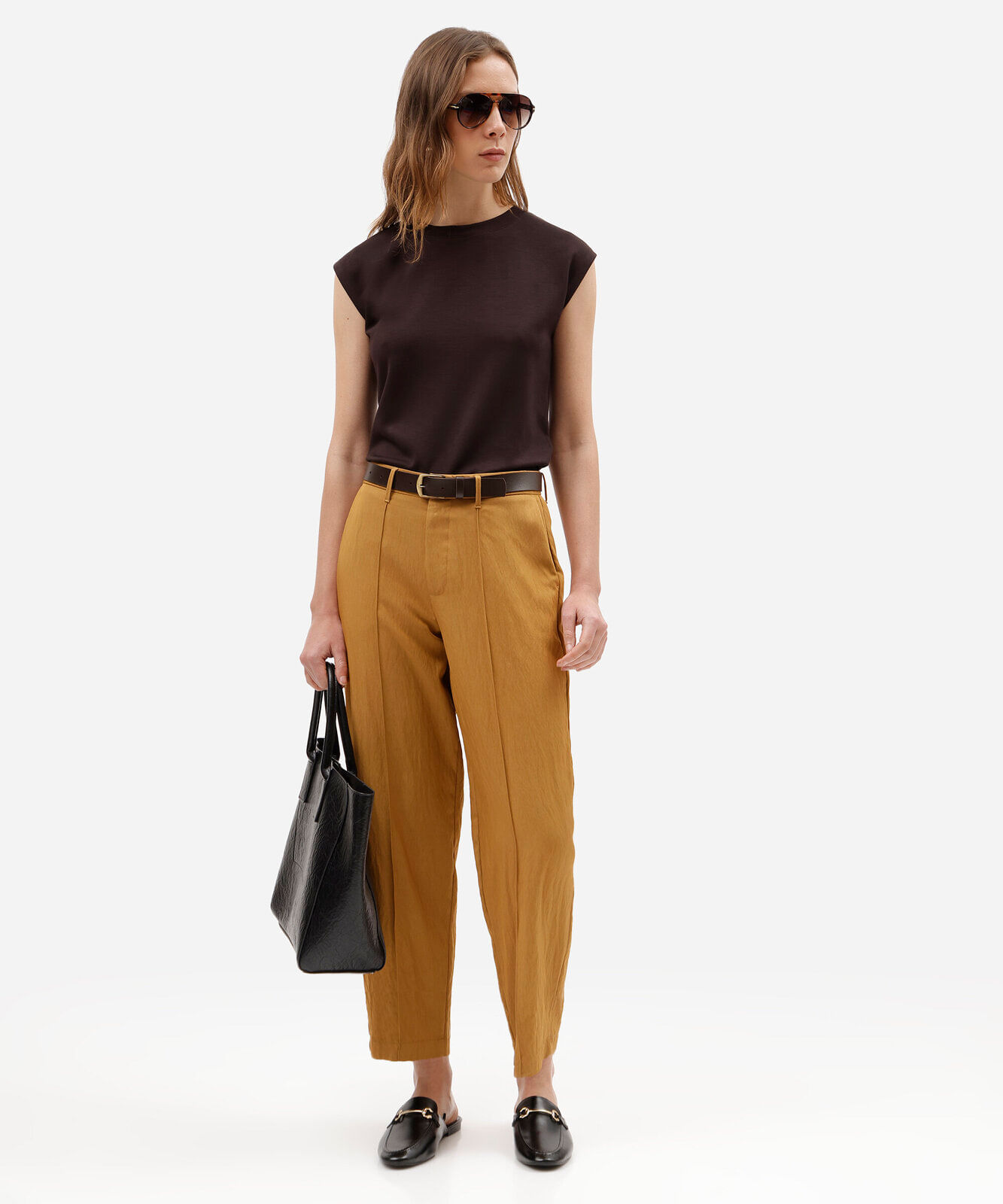 calça barrel de alfaiataria feminina com viscose e cinto amarela