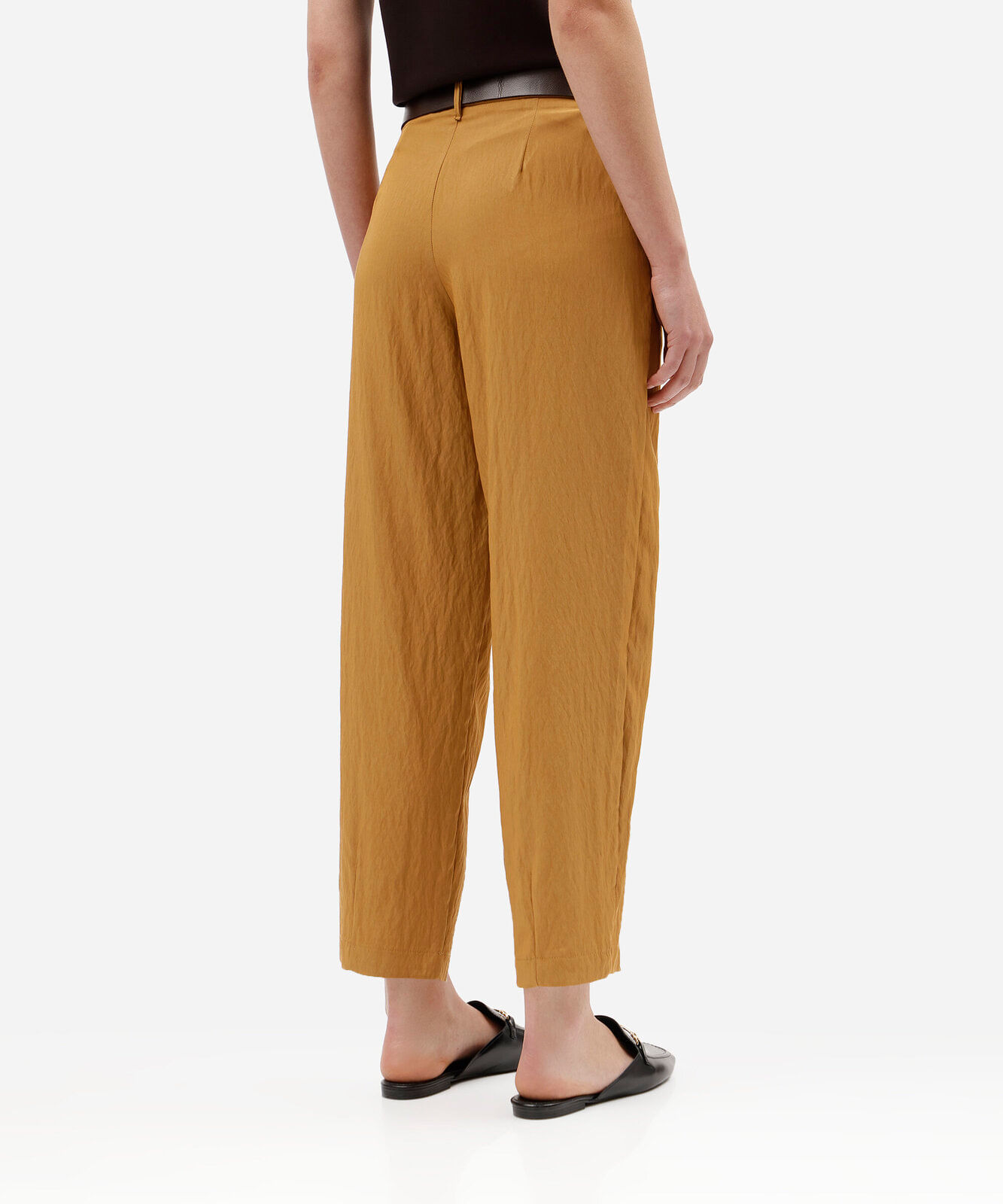 calça barrel de alfaiataria feminina com viscose e cinto amarela