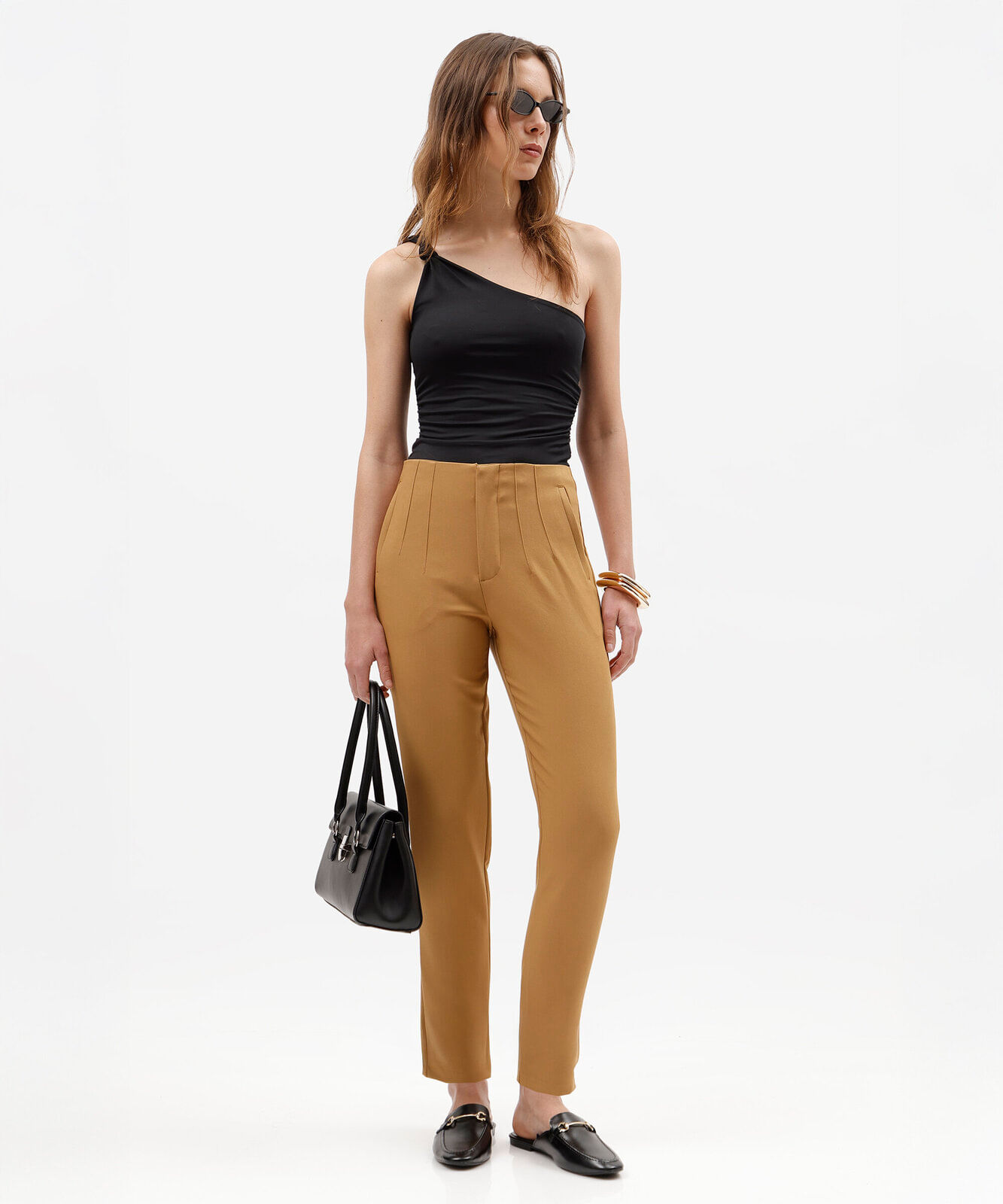 calça de alfaiataria reta feminina com pences marrom