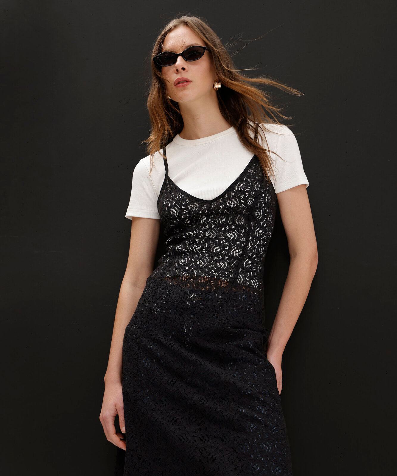 vestido midi feminino de renda decote v alça fina floral preto