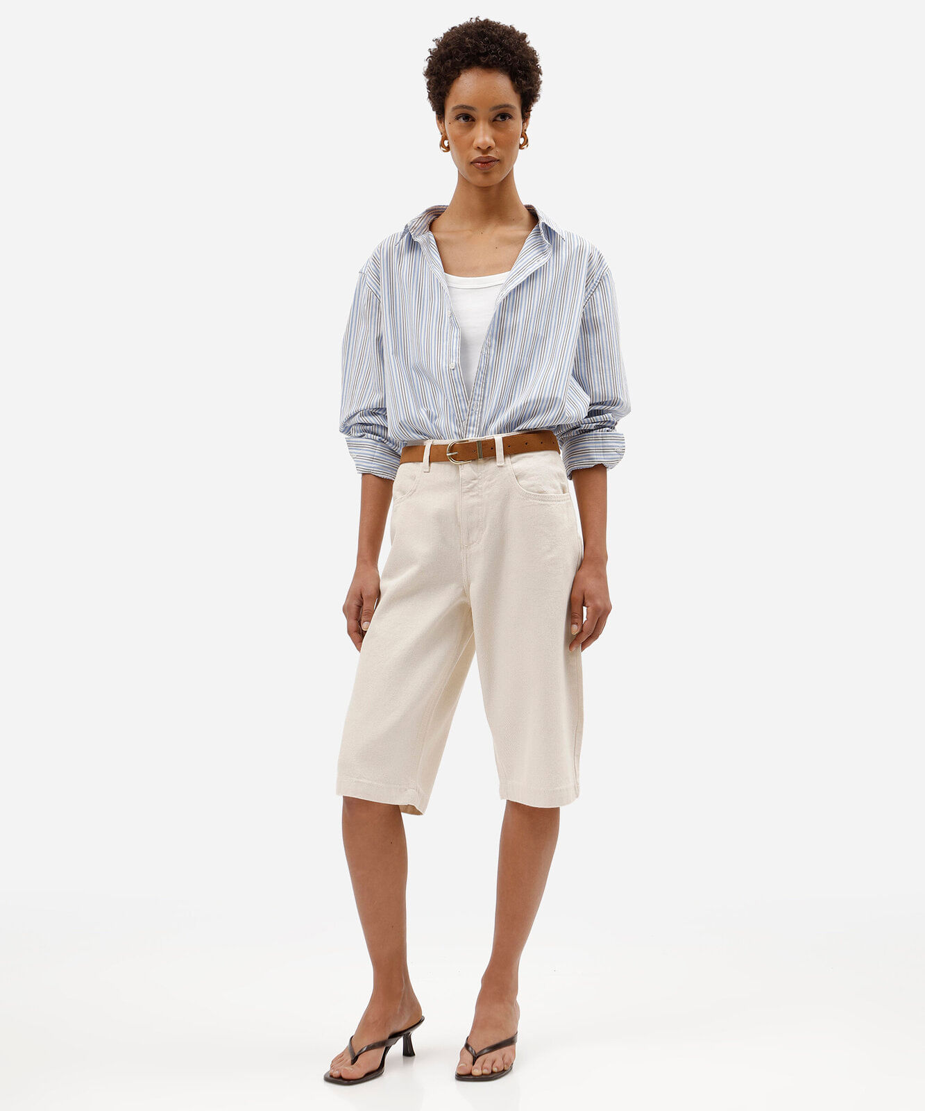 bermuda jorts feminina de sarja com cinto cintura alta bege